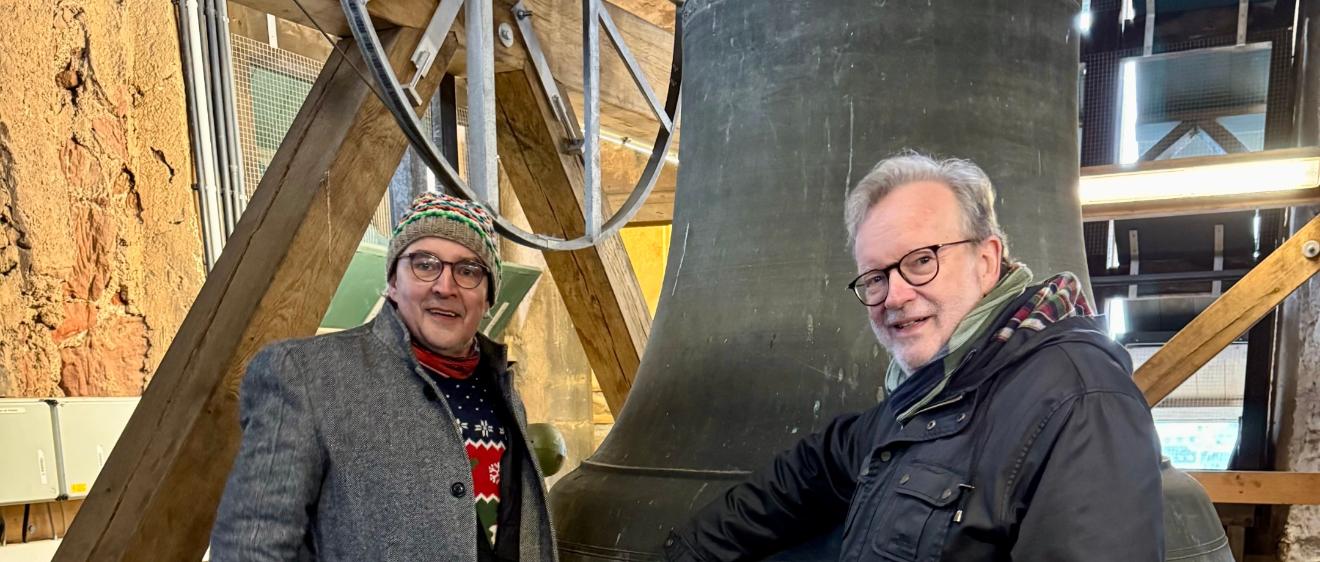 Beim Ortstermin mit Bernhard Kaster  (rechts) an der  „Lumpenglocke“ lässt sich Künstler Roland Grundheber für ein Motiv der Viezporz inspirieren.