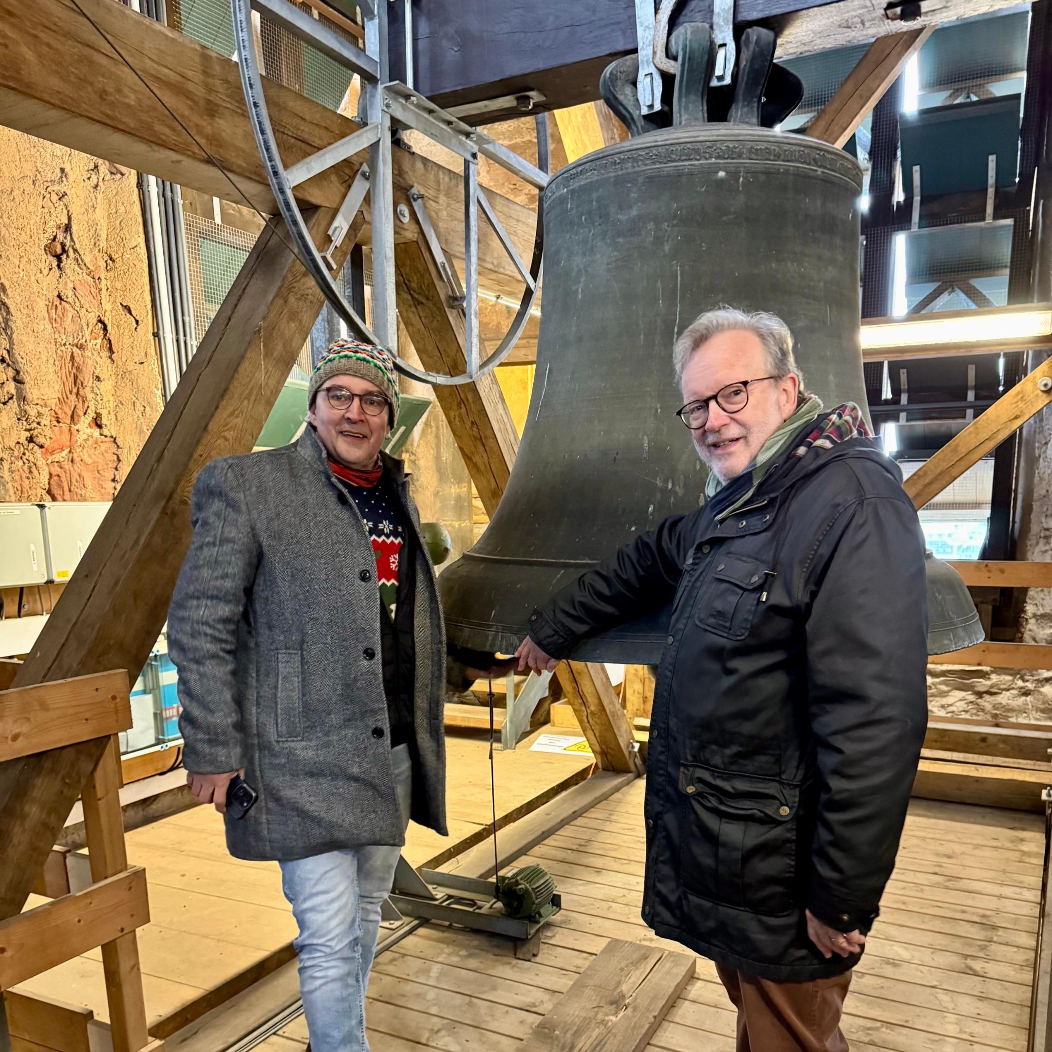 Beim Ortstermin mit Bernhard Kaster  (rechts) an der  „Lumpenglocke“ lässt sich Künstler Roland Grundheber für ein Motiv der Viezporz inspirieren.