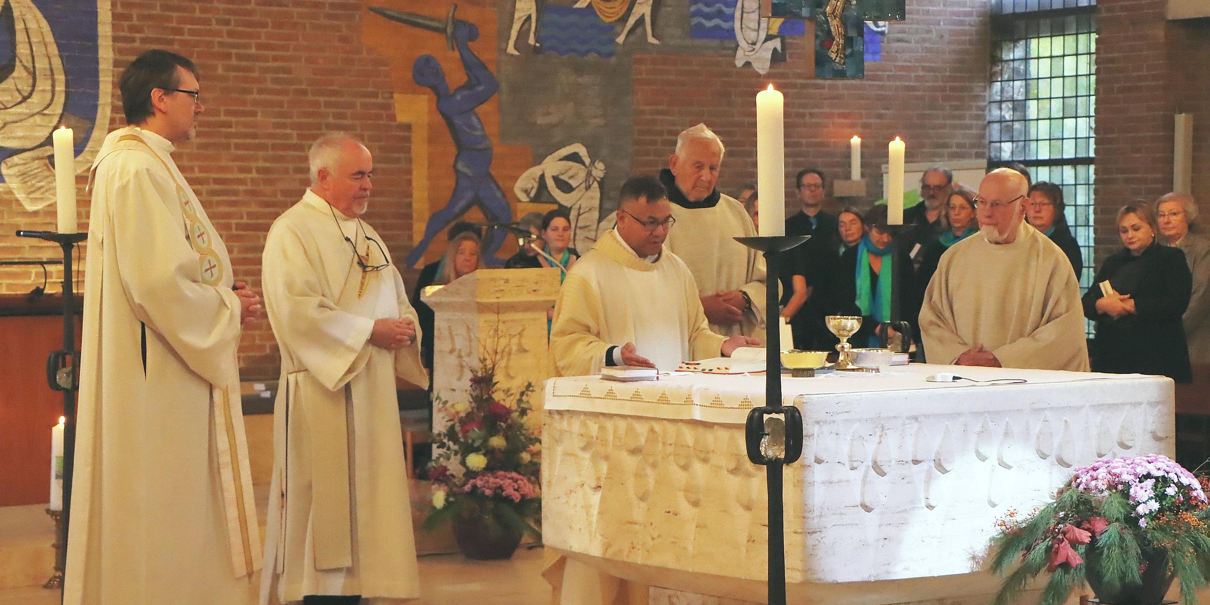 Provinzialrat Pater Fidelis Regi Waton SVD aus Sankt Augustin (Bildmitte am Altar) leitete in der Kirche St. Paul den festlichen Jubiläumsgottesdienst am Weltmissionssonntag. (c) Christina Bents Provinzialrat Pater Fidelis Regi Waton SVD aus Sankt Augustin (Bildmitte am Altar) leitete in der Kirche St. Paul den festlichen Jubiläumsgottesdienst am Weltmissionssonntag.
