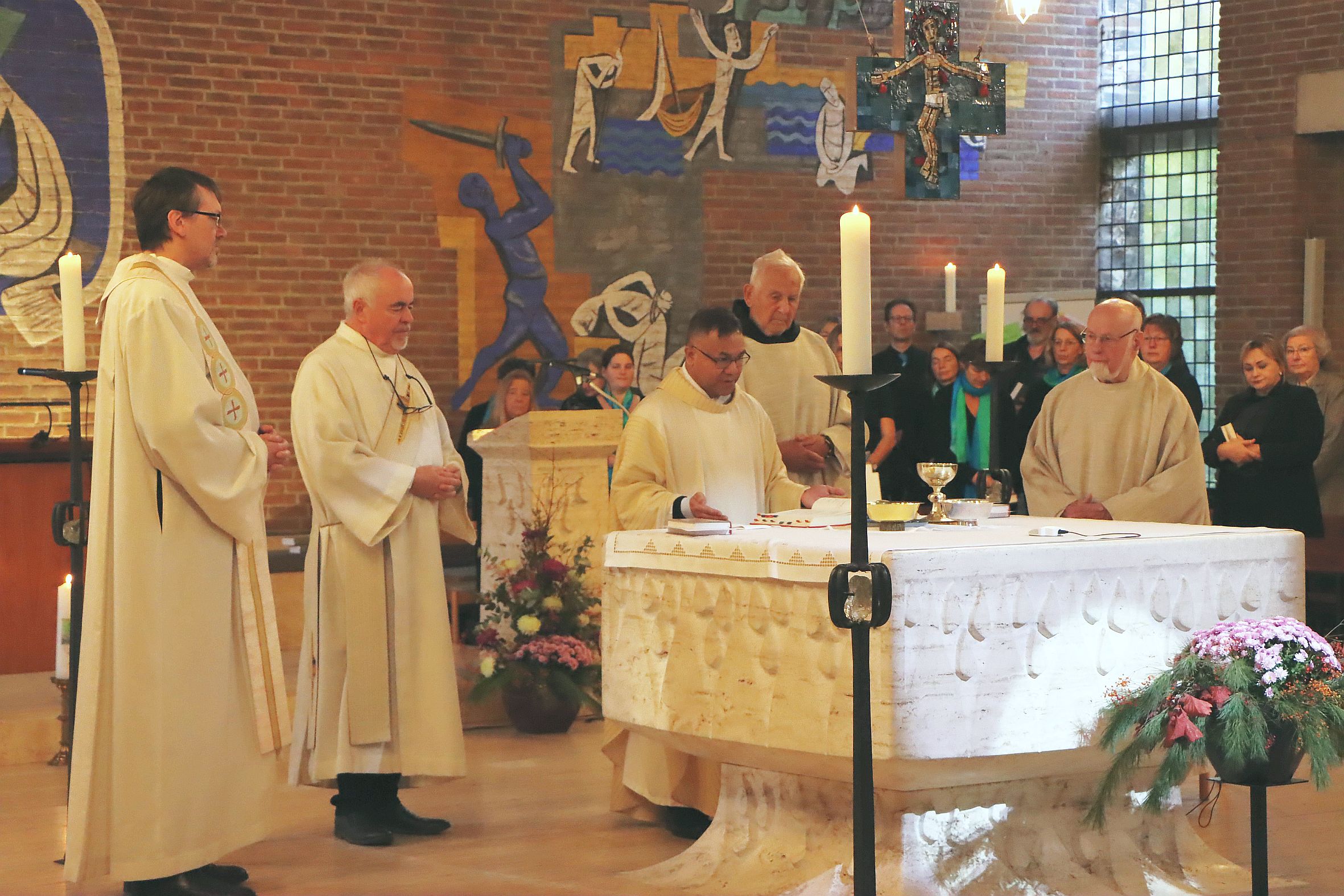 Provinzialrat Pater Fidelis Regi Waton SVD aus Sankt  Augustin (Bildmitte am Altar) leitete  in der Kirche St. Paul den festlichen  Jubiläumsgottesdienst am Weltmissionssonntag.