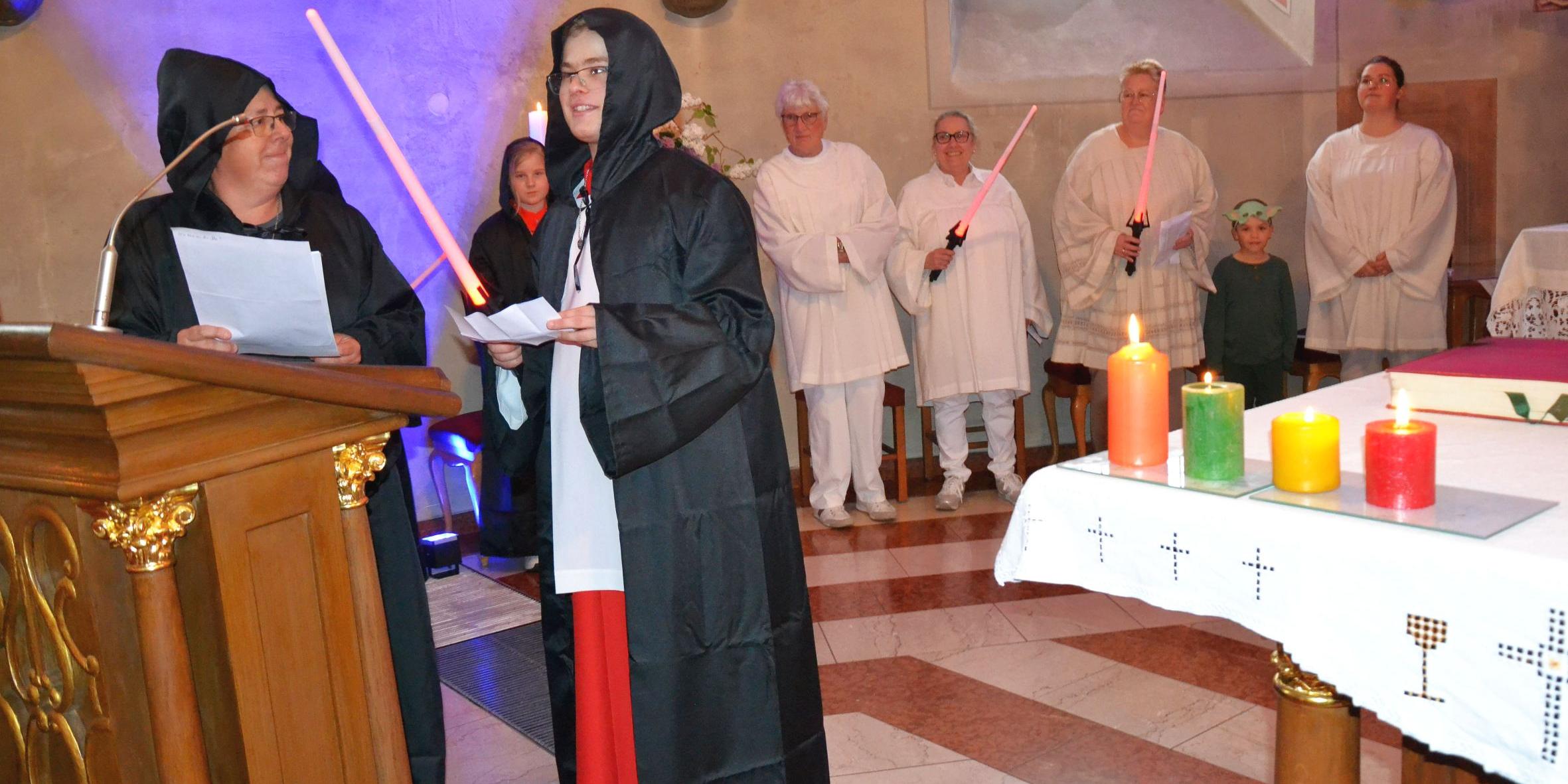 Spektakulärer Auftakt zu den Feierlichkeiten aus Anlass des 250-jährigen Bestehens der Guldentaler Pfarrkirche St. Martin: ein Star-Wars-Gottesdienst nach der Idee von Küsterin Diana Brill (links). (c) Dieter Ackermann Spektakulärer Auftakt zu den Feierlichkeiten aus Anlass des 250-jährigen Bestehens der Guldentaler Pfarrkirche St. Martin: ein Star-Wars-Gottesdienst nach der Idee von Küsterin Diana Brill (links).