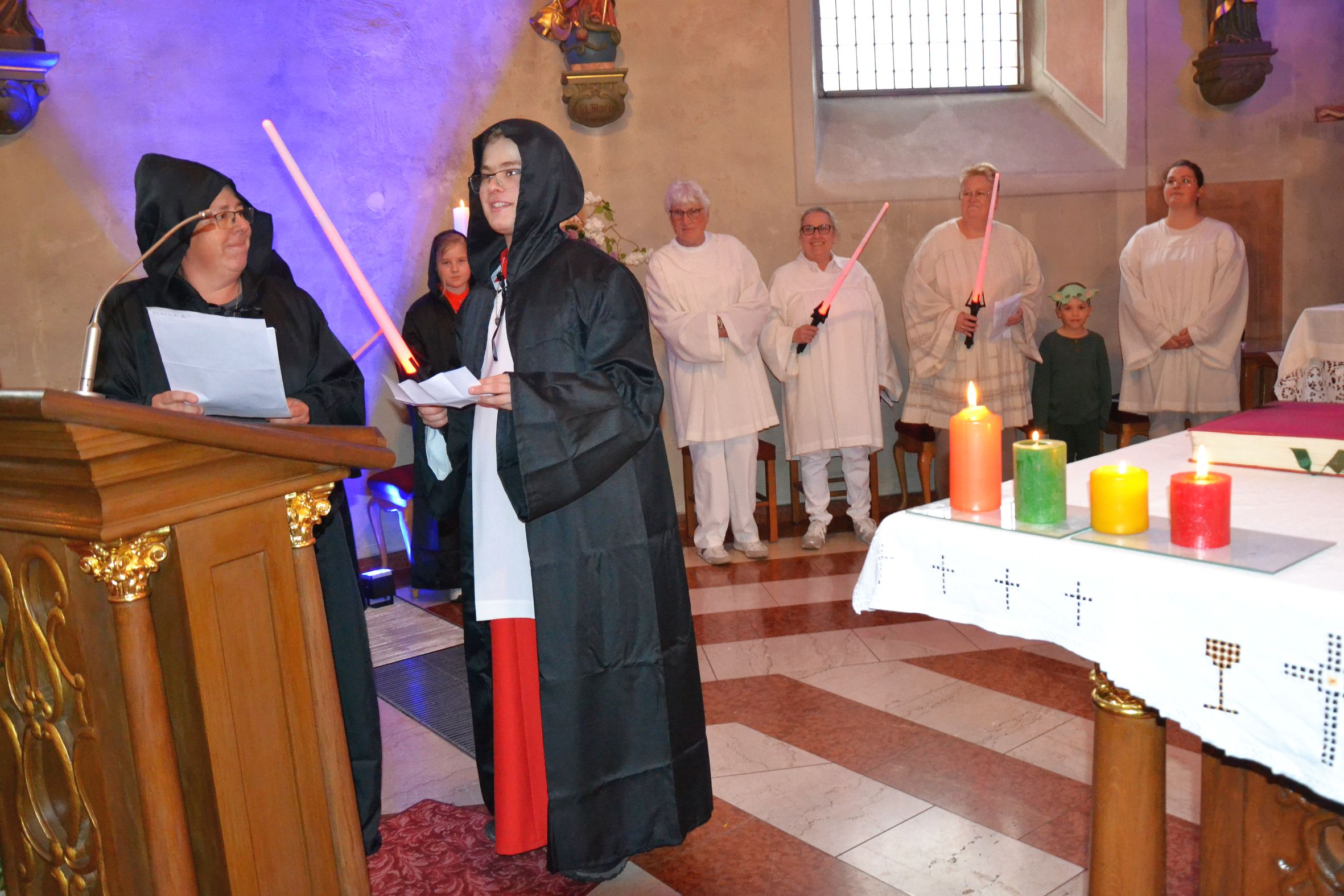 Spektakulärer  Auftakt zu den  Feierlichkeiten  aus Anlass des  250-jährigen  Bestehens der Guldentaler Pfarrkirche St. Martin: ein Star-Wars-Gottesdienst  nach der Idee von Küsterin Diana  Brill (links).