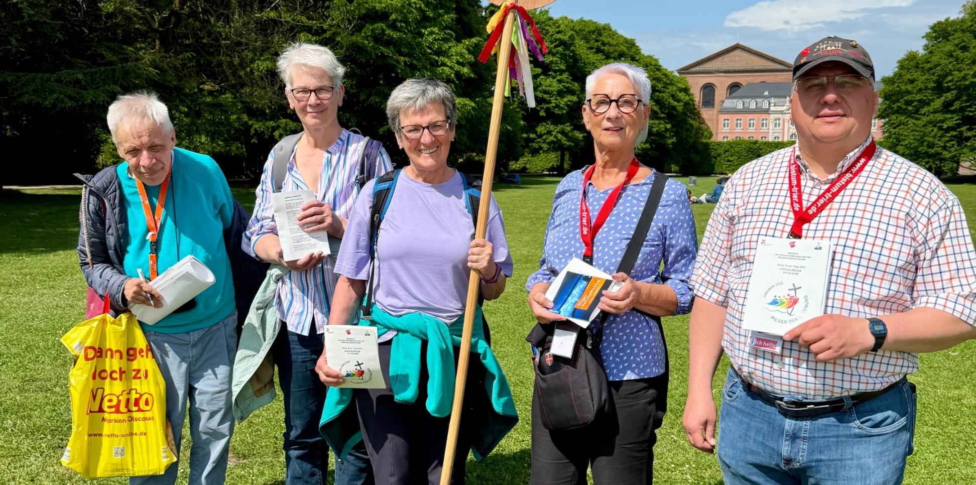 Michael, Mathilde Gügel, Gabriele Schwed, Monika Ferber und Stefan Herschler pilgern im Palastgarten.