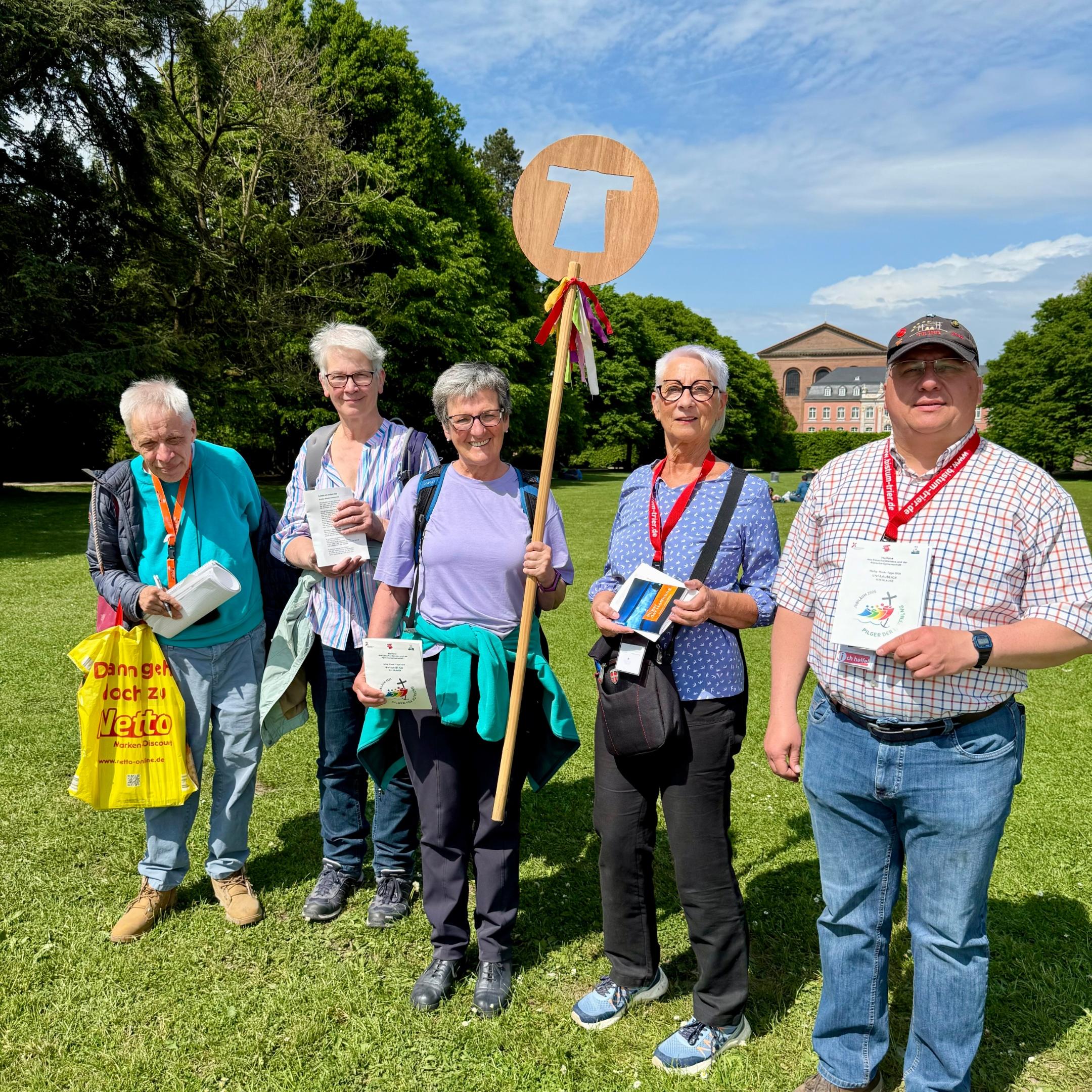 Michael, Mathilde Gügel, Gabriele Schwed, Monika Ferber und Stefan Herschler pilgern im Palastgarten.