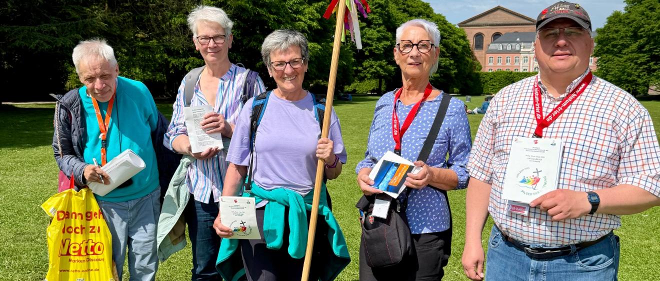 Michael, Mathilde Gügel, Gabriele Schwed, Monika Ferber und Stefan Herschler pilgern im Palastgarten.