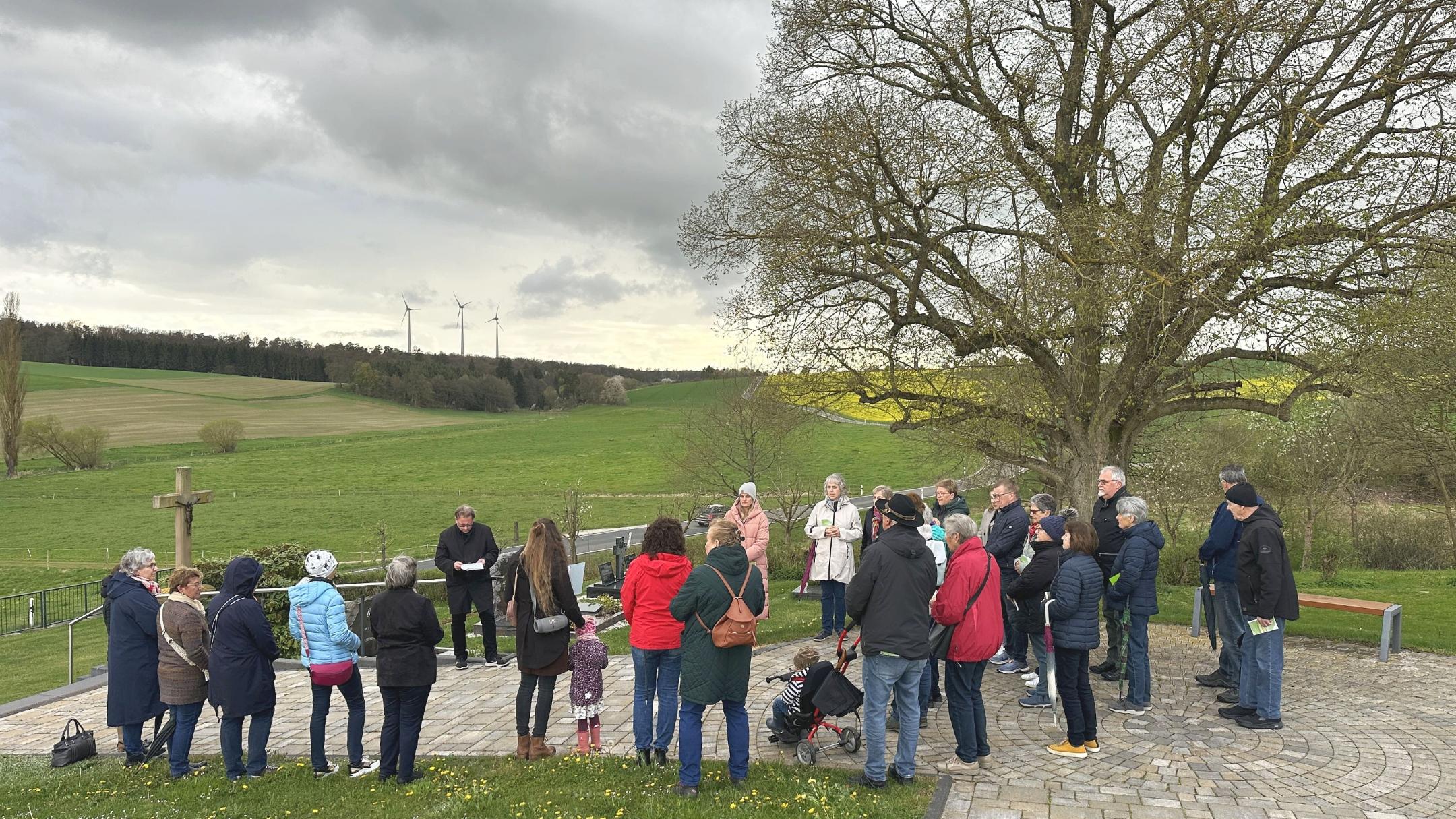 Die zweite Station fand am Friedhof in Benzweiler statt und ging auf die vielen Herausforderungen ein, die sich den engsten Angehörigen rund um die Beerdigung eines geliebten Menschen stellen.