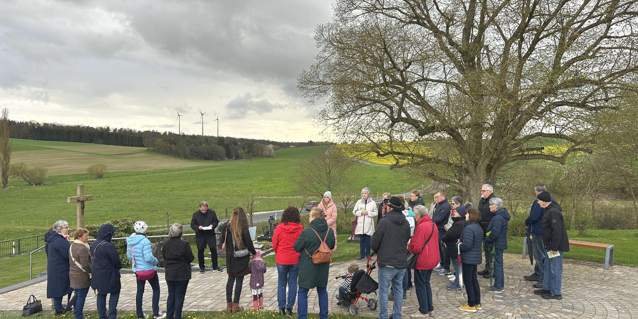 Die zweite Station fand am Friedhof in Benzweiler statt und ging auf die vielen Herausforderungen ein, die sich den engsten Angehörigen rund um die Beerdigung eines geliebten Menschen stellen. (c) Josef Karl/Pfarrei Die zweite Station fand am Friedhof in Benzweiler statt und ging auf die vielen Herausforderungen ein, die sich den engsten Angehörigen rund um die Beerdigung eines geliebten Menschen stellen.