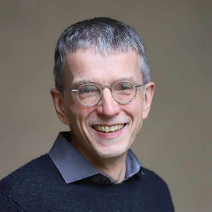 Ein Mann mit Brille und grauen Haaren lächelt in die Kamera (c) Inge Hülpes/Bistum Ein Mann mit Brille und grauen Haaren lächelt in die Kamera