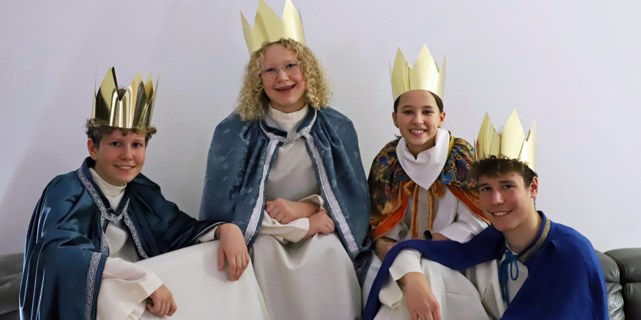 Die Sternsinger Emil, Klara, Lotta und Paul (von links) aus Hetzerath vertreten das Bistum beim Dreikönigssingen im Bundeskanzleramt in Berlin. (c) Simone Bastreri Die Sternsinger Emil, Klara, Lotta und Paul (von links) aus Hetzerath vertreten das Bistum beim Dreikönigssingen im Bundeskanzleramt in Berlin.