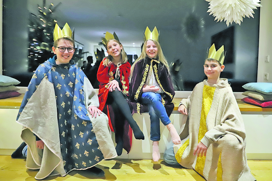 Die Sternsinger Johannes, Amelie, Elsa und Felix (von links) aus der Pfarrei Heilige Edith Stein vertreten das Bistum im Bundeskanzleramt.