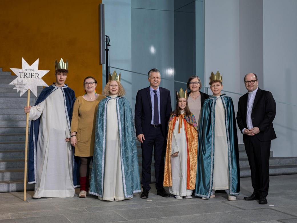 Die Sternsingergruppe aus Hetzerath mit Betreuerin Anna Berg (hinten rechts) Minister Thorsten Frei (Mitte), Pfarrer Dirk Bingener, Präsident des Kindermissionswerks, und Daniela Hottenbacher, BDKJ-Vorsitzende.