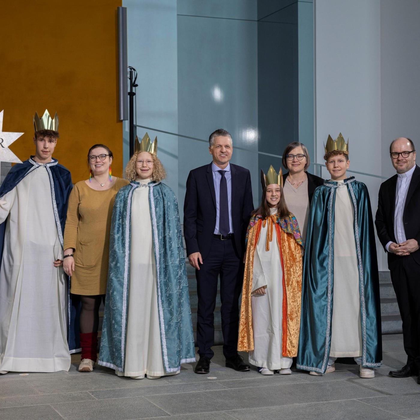 Die Sternsingergruppe aus Hetzerath mit Betreuerin Anna Berg (hinten rechts) Minister Thorsten Frei (Mitte), Pfarrer Dirk Bingener, Präsident des Kindermissionswerks, und Daniela Hottenbacher, BDKJ-Vorsitzende.