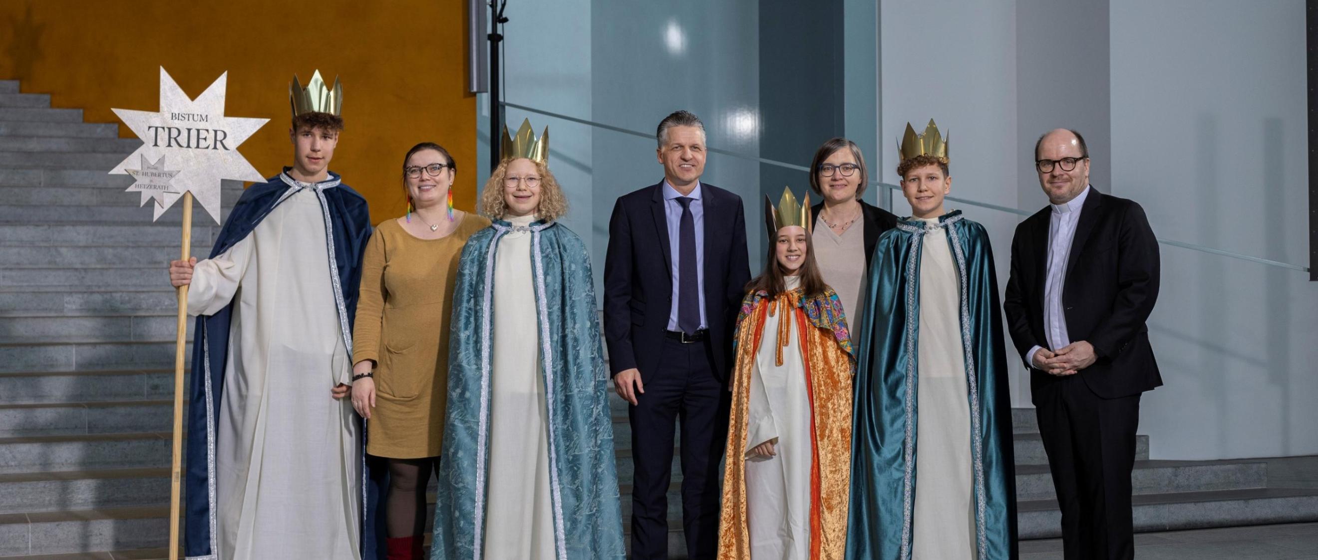 Die Sternsingergruppe aus Hetzerath mit Betreuerin Anna Berg (hinten rechts) Minister Thorsten Frei (Mitte), Pfarrer Dirk Bingener, Präsident des Kindermissionswerks, und Daniela Hottenbacher, BDKJ-Vorsitzende.