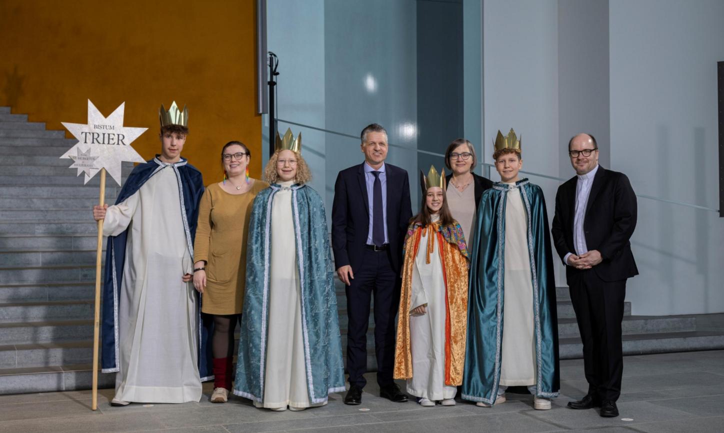 Die Sternsingergruppe aus Hetzerath mit Betreuerin Anna Berg (hinten rechts) Minister Thorsten Frei (Mitte), Pfarrer Dirk Bingener, Präsident des Kindermissionswerks, und Daniela Hottenbacher, BDKJ-Vorsitzende.