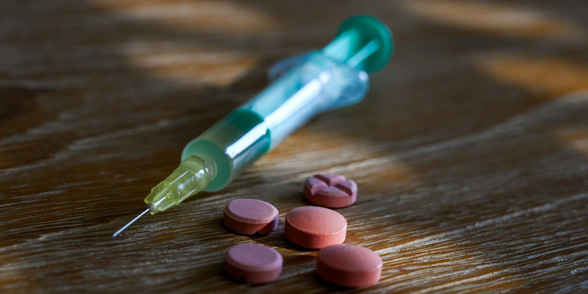 Ein Antrag beider Abgeordnetengruppen fordert die Etablierung eines bundesweiten Suizidpräventionsdienstes