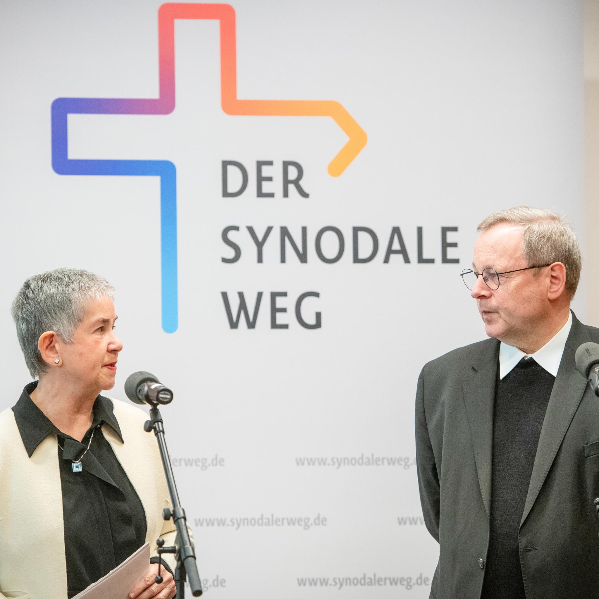 Irme Stetter-Karp, Präsidentin des Zentralkomitees der deutschen Katholiken, und Bischof Georg Bätzing, Vorsitzender der Bischofskonferenz, auf der fünften Sitzung des Synodalen Ausschusses am 21. November 2025 in Fulda.