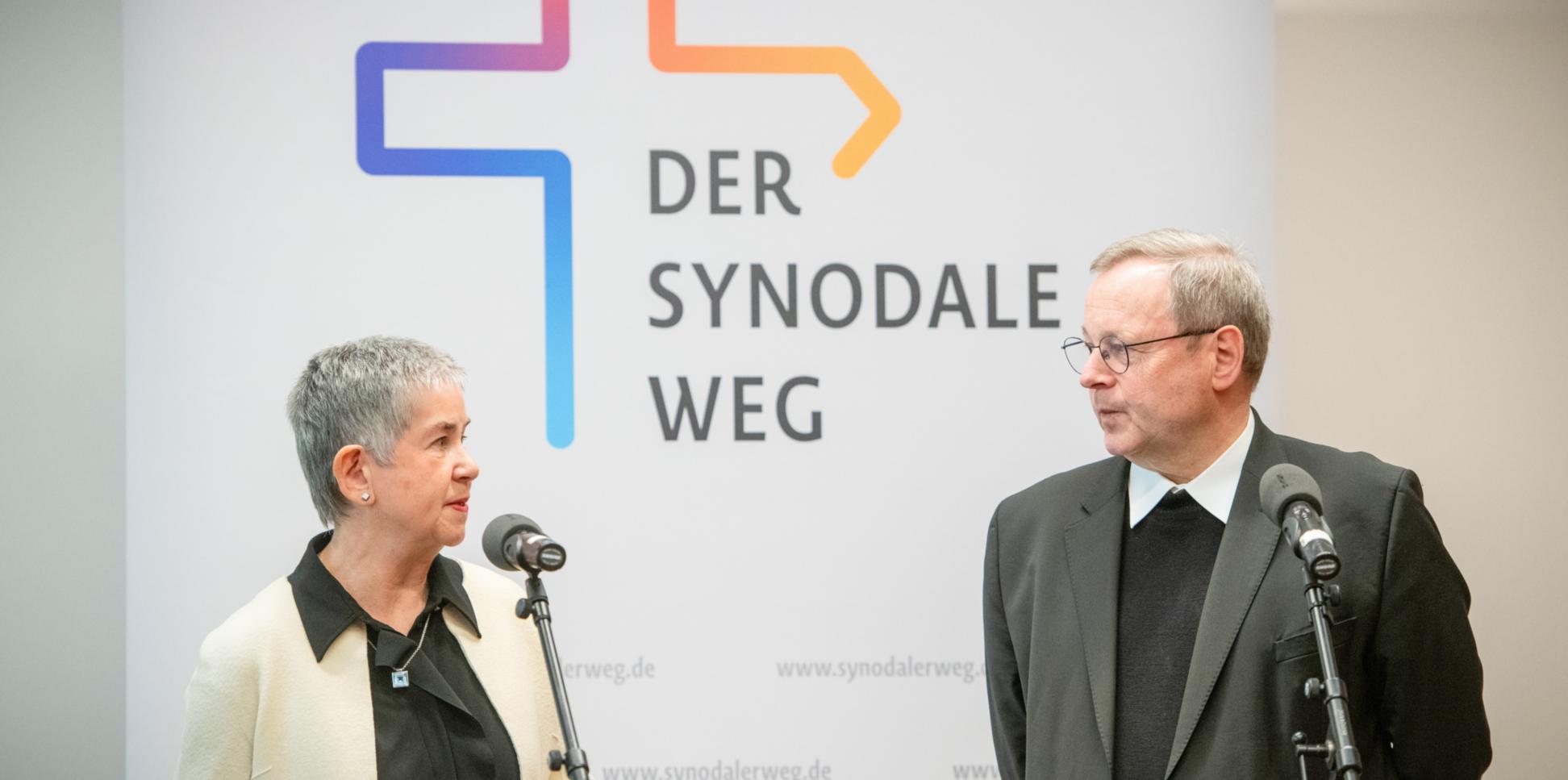 Irme Stetter-Karp, Präsidentin des Zentralkomitees der deutschen Katholiken, und Bischof Georg Bätzing, Vorsitzender der Bischofskonferenz, auf der fünften Sitzung des Synodalen Ausschusses am 21. November 2025 in Fulda.