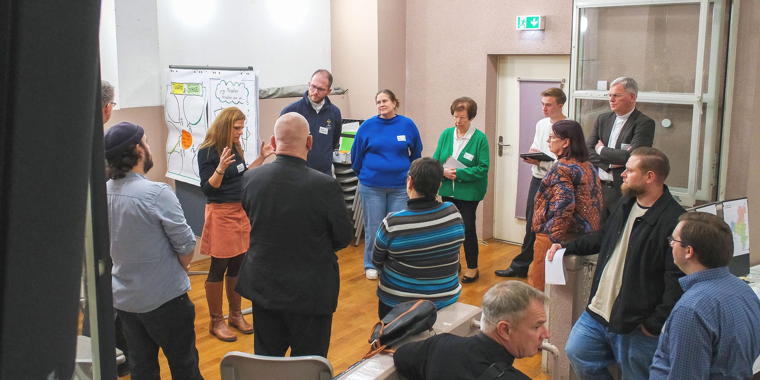 Bei der Synodalversammlung in Dudweiler stellten sich die einzelnen „agilen Teams“  vor, die sich um spezifische Themen der Seelsorge im Pastoralen Raum kümmern.