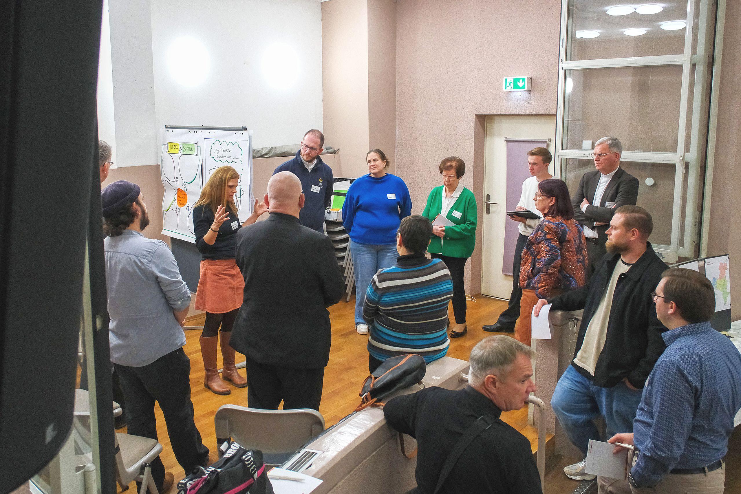 Bei der Synodalversammlung in Dudweiler stellten sich die einzelnen „agilen Teams“  vor, die sich um spezifische Themen der Seelsorge im Pastoralen Raum kümmern.