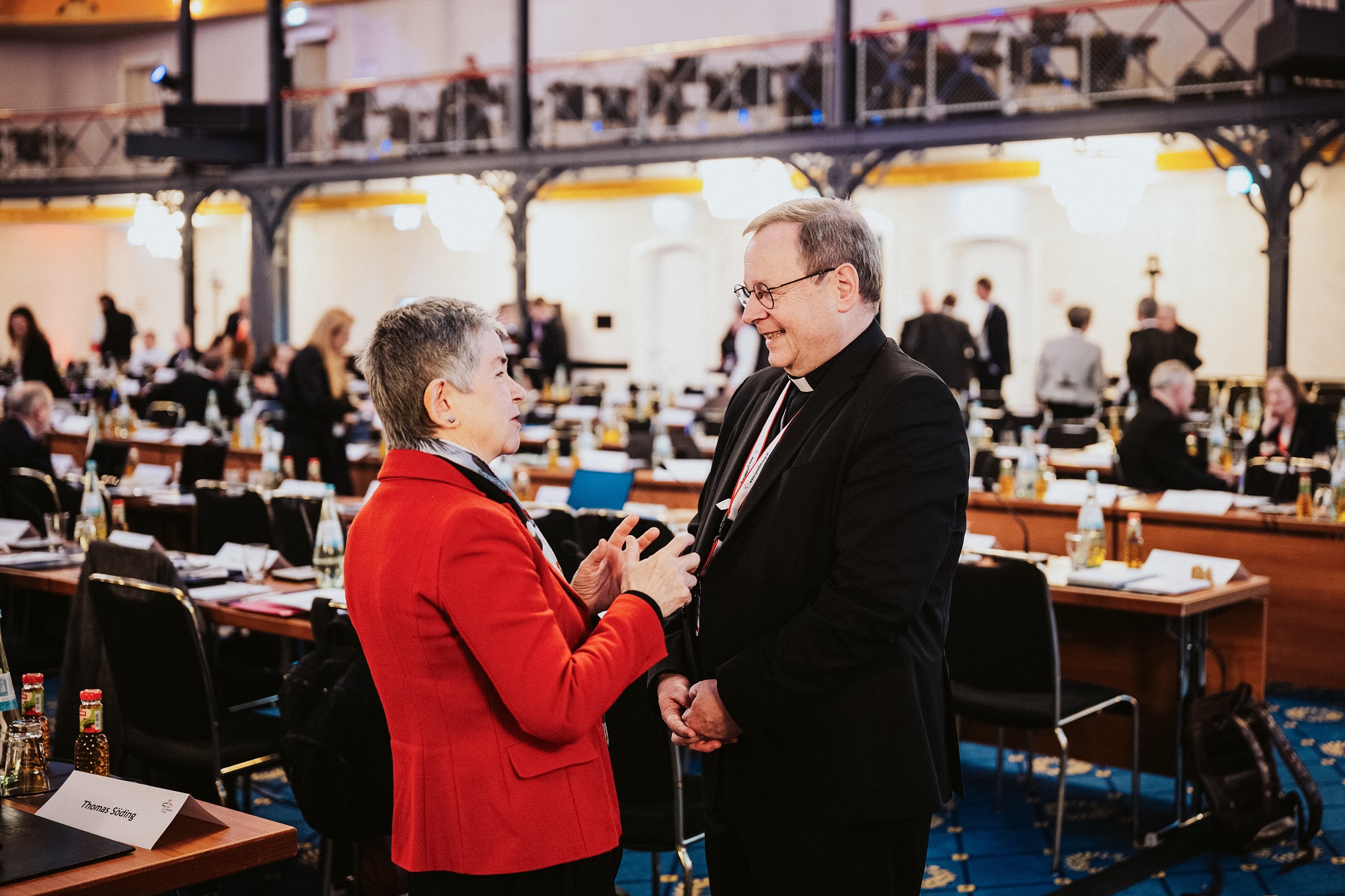 Irme Stetter-Karp und Bischof Georg Bätzing sprechen während einer Pause bei der Synodalversammlung in Stuttgart.