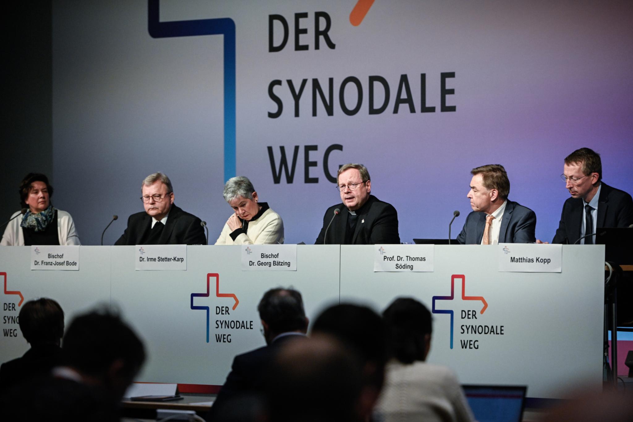 Bischof Dr. Georg Bätzing (Dritter von rechts) spricht beim Abschluss der Fünften Synodalversammlung