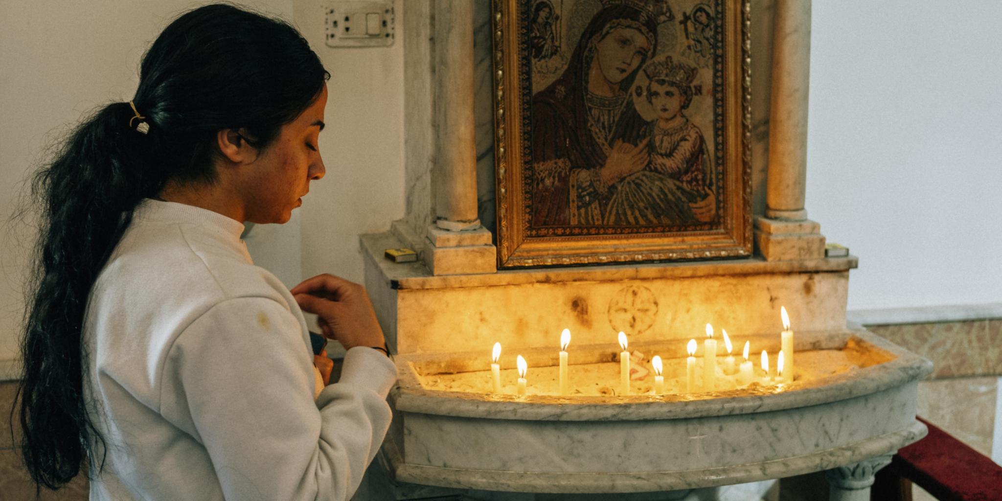 Ein Mädchen entzündet vor einer Ikone in der syrisch-katholischen Kathedrale in Homs (Syrien) eine Kerze. (c) Jean-Matthieu Gautier/KNA Ein Mädchen entzündet vor einer Ikone in der syrisch-katholischen Kathedrale in Homs (Syrien) eine Kerze.