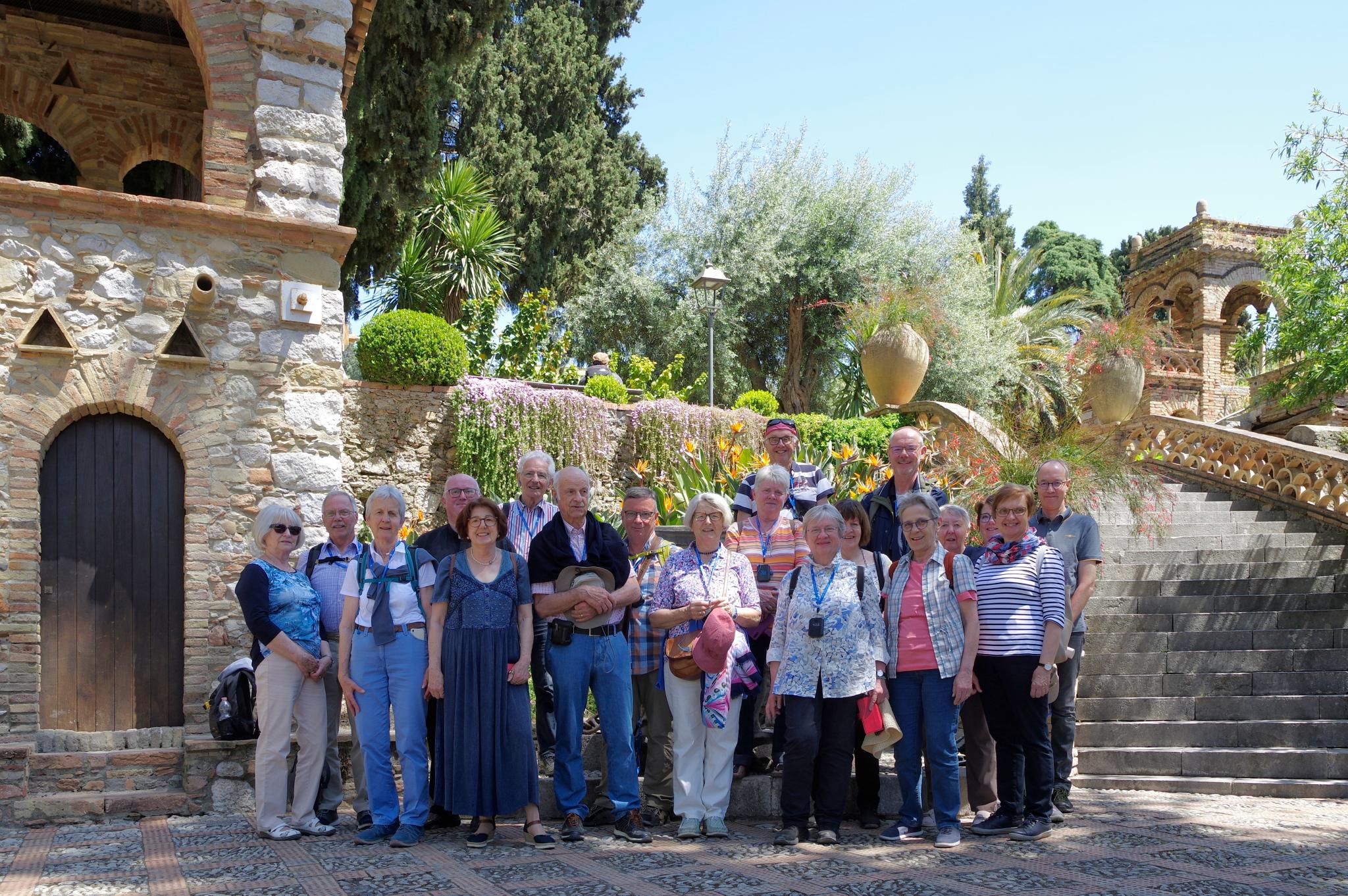 Die „Paulinus“- Reisegruppe im  Parco Di Lady  Florence Trevelyan in Taormina.