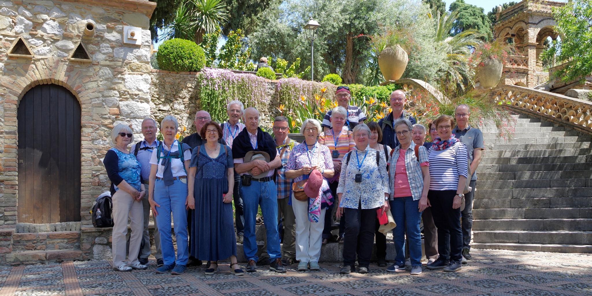 Die „Paulinus“- Reisegruppe im Parco Di Lady Florence Trevelyan in Taormina. (c) Berthold Werner Die „Paulinus“- Reisegruppe im Parco Di Lady Florence Trevelyan in Taormina.