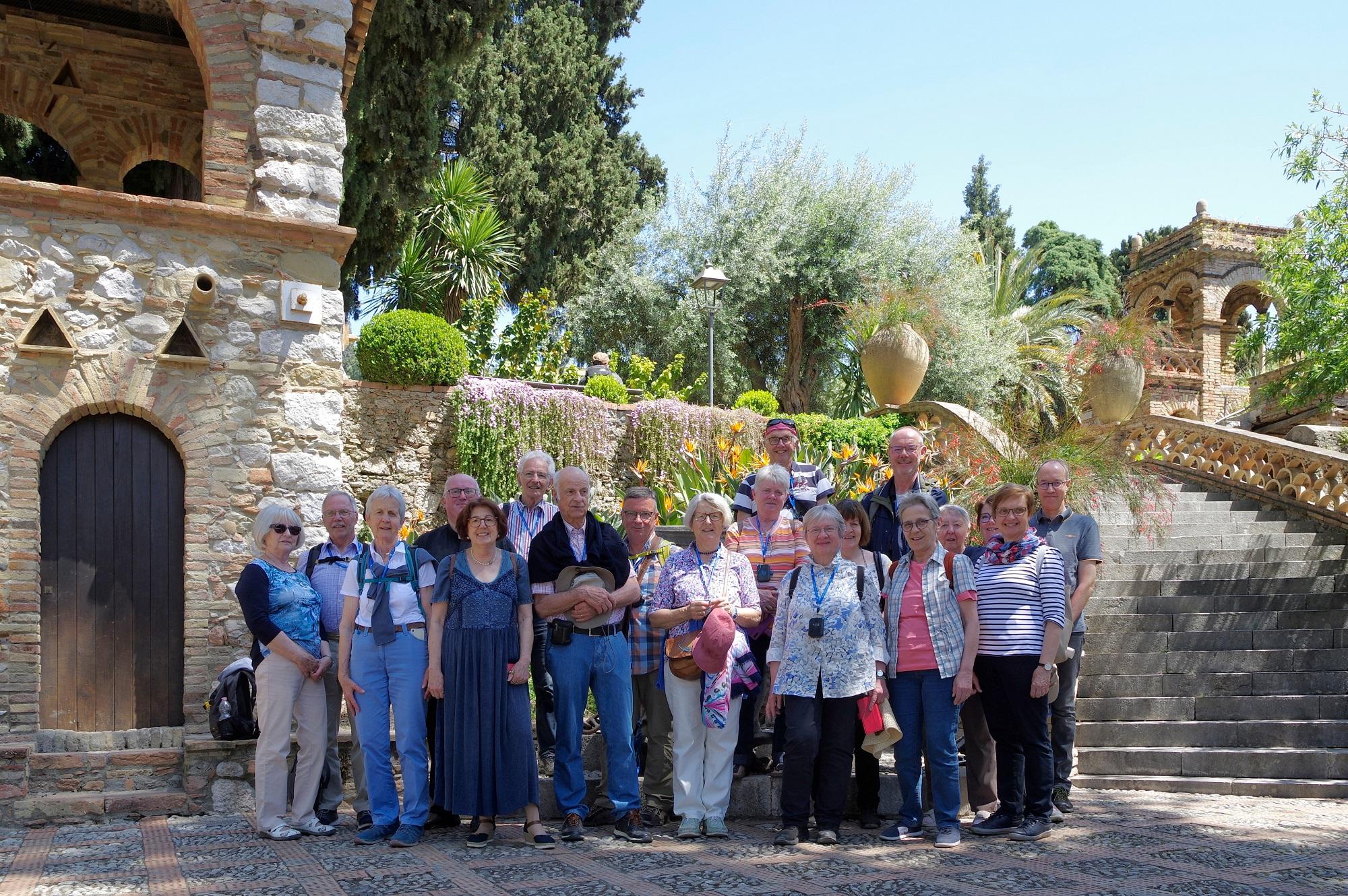 Die „Paulinus“- Reisegruppe im  Parco Di Lady  Florence Trevelyan in Taormina.