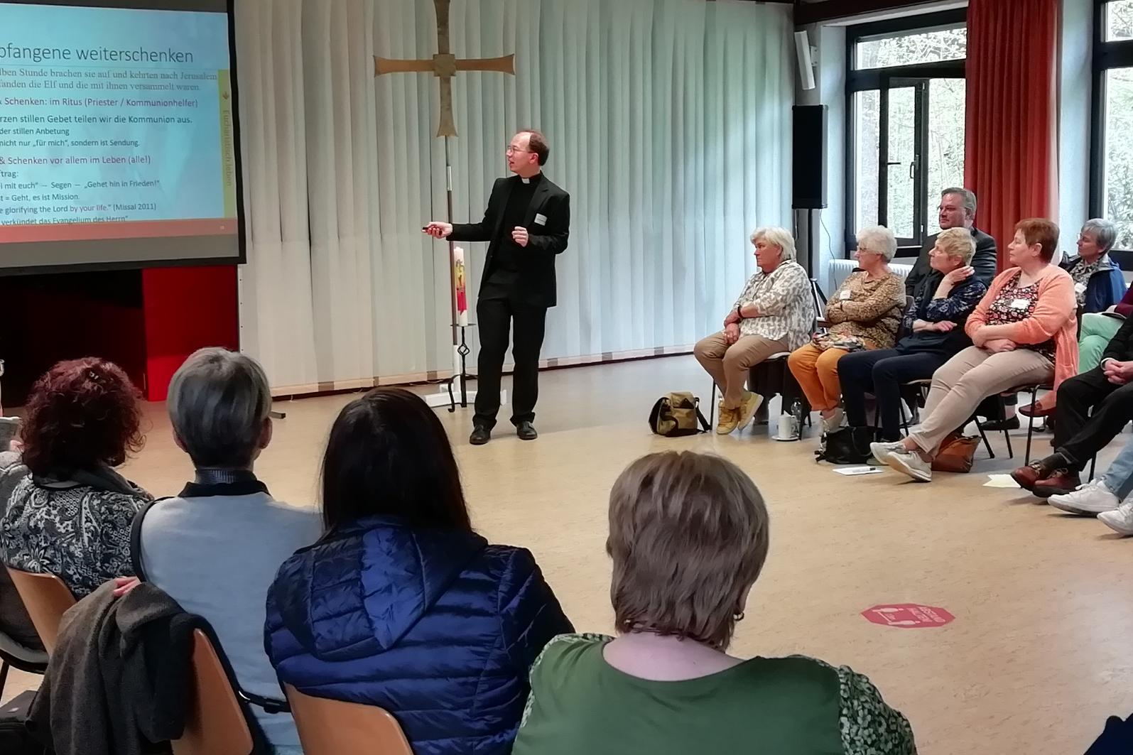Durch den Thementag Eucharistie (das Foto stammt von einer Veranstaltung in Vallendar) begleitet Dr. Marco Benini, Professor für Liturgiewissenschaft an der Theologischen Fakultät Trier.