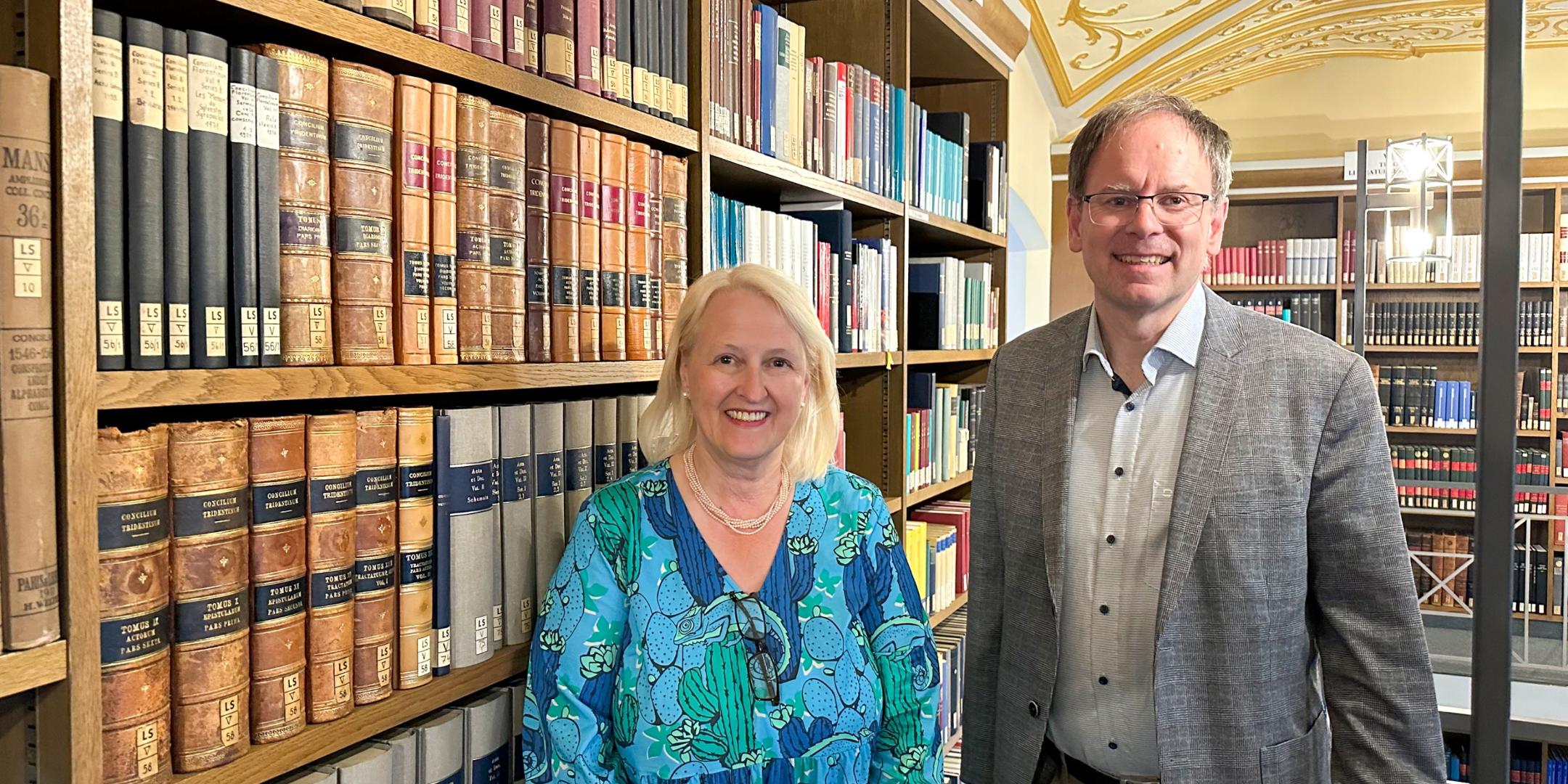 Prof. Dr. Kranemann und KEB-Leiterin Katharina Zey-Wortmann. (c) Rolf Lorig Prof. Dr. Kranemann und KEB-Leiterin Katharina Zey-Wortmann.