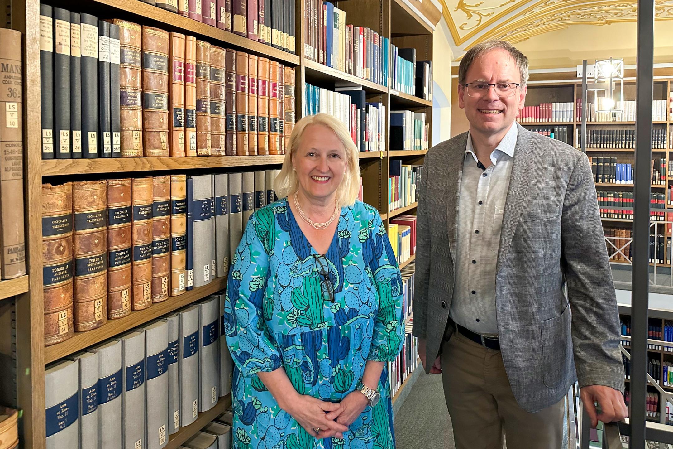 Prof. Dr. Kranemann und KEB-Leiterin Katharina Zey-Wortmann.