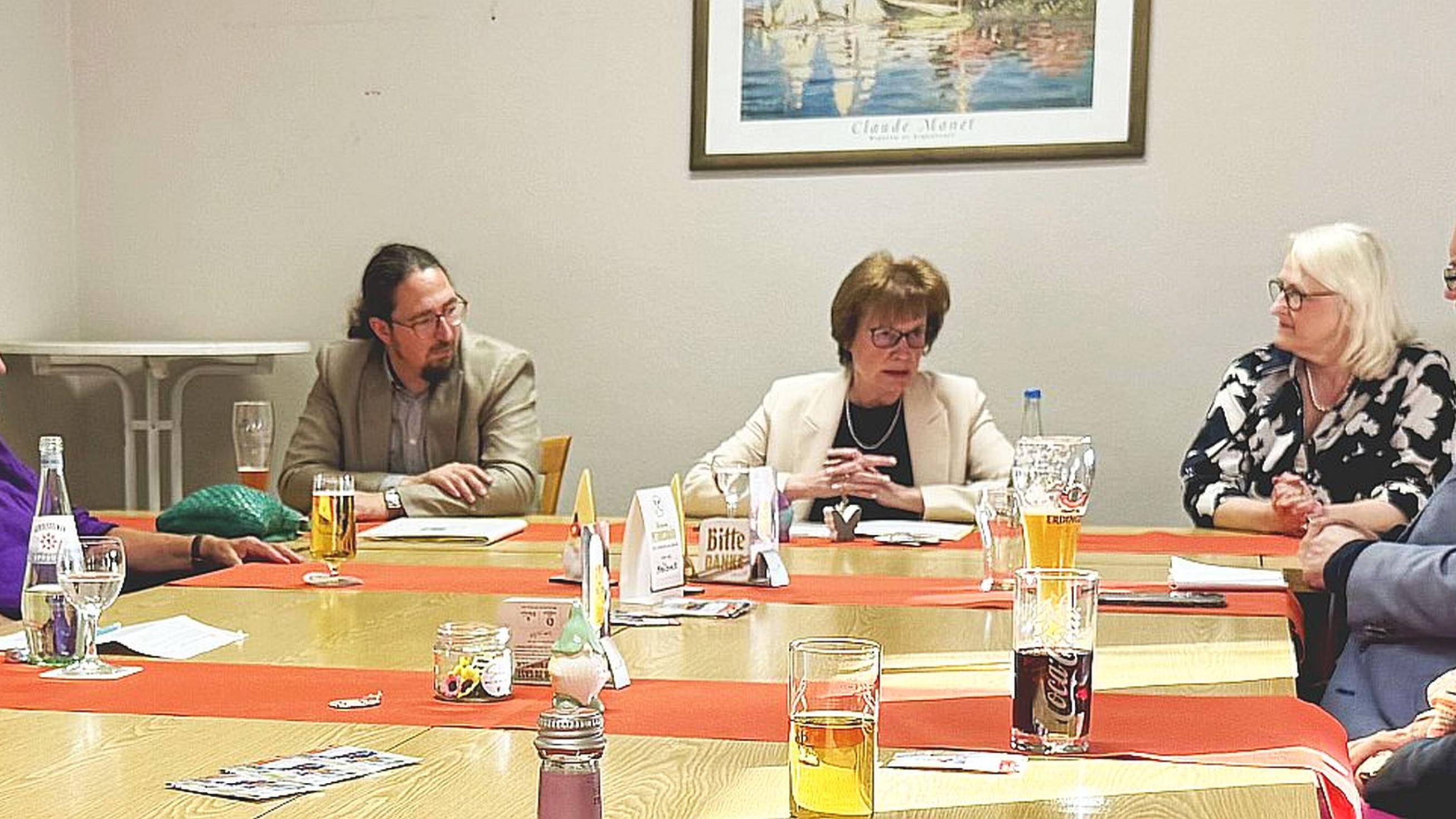 vier Personen am Tisch beim 'Theo-Talk'