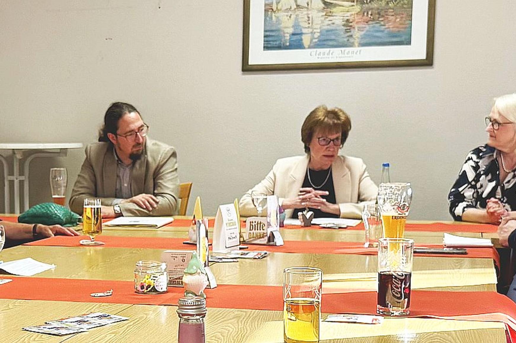vier Personen am Tisch beim 'Theo-Talk'