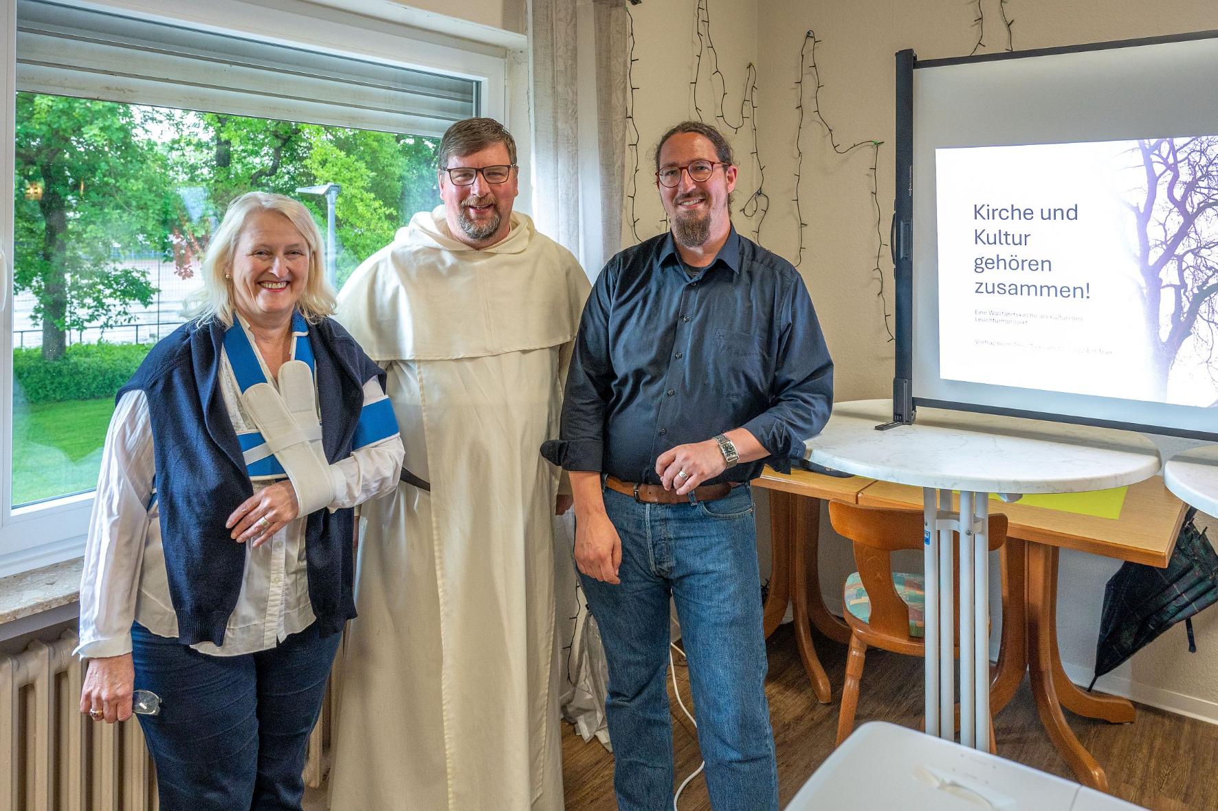 Mit Pater Albert Seul (Mitte) hatten die Macher der Reihe „Theo-Talk“, Katharina Zey-Wortmann und Dr. Samuel Acloque, erneut einen eloquenten Gast nach Trier eingeladen.
