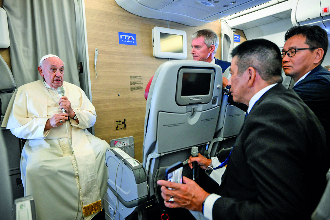Papst Franziskus sprach am 4. September 2023 mit Journalisten an Bord des Flugs von der Mongolei nach Rom.