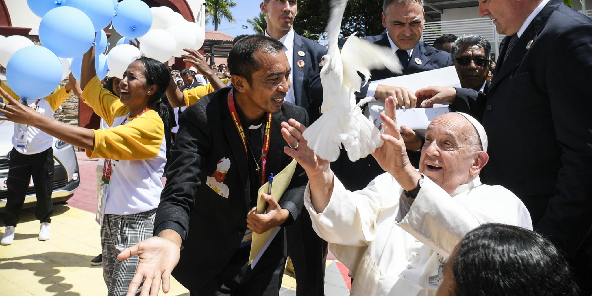Papst Franziskus lässt eine weiße Taube fliegen bei einem Treffen mit Jugendlichen in einem Kongresszentrum in Dili (Osttimor). (c) Vatican Media/KNA Papst Franziskus lässt eine weiße Taube fliegen bei einem Treffen mit Jugendlichen in einem Kongresszentrum in Dili (Osttimor).
