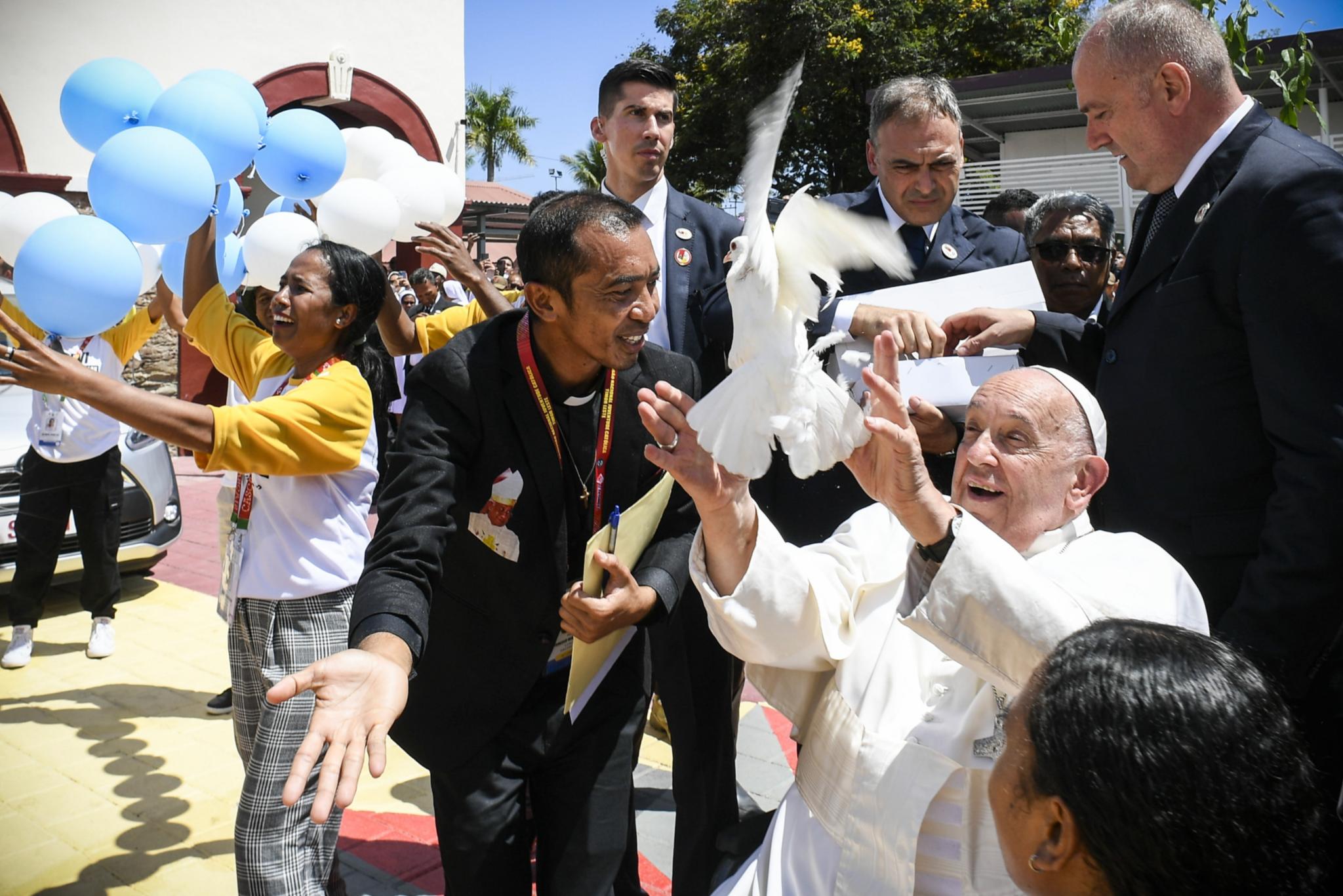 Papst Franziskus lässt eine weiße Taube fliegen bei einem Treffen mit Jugendlichen in einem Kongresszentrum in Dili (Osttimor).