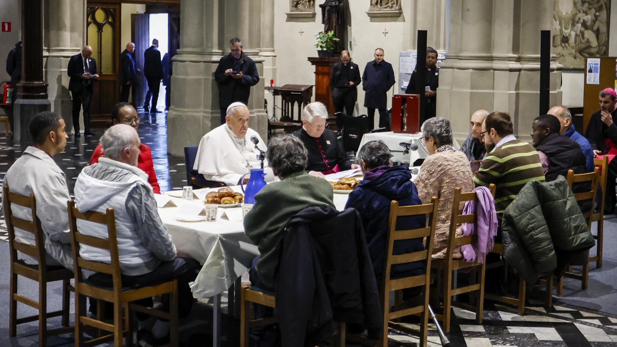 In der Kirche Sankt Gilles in Brüssel hat Papst Franziskus mit Migranten und Bedürftigen zusammen gefrühstückt.