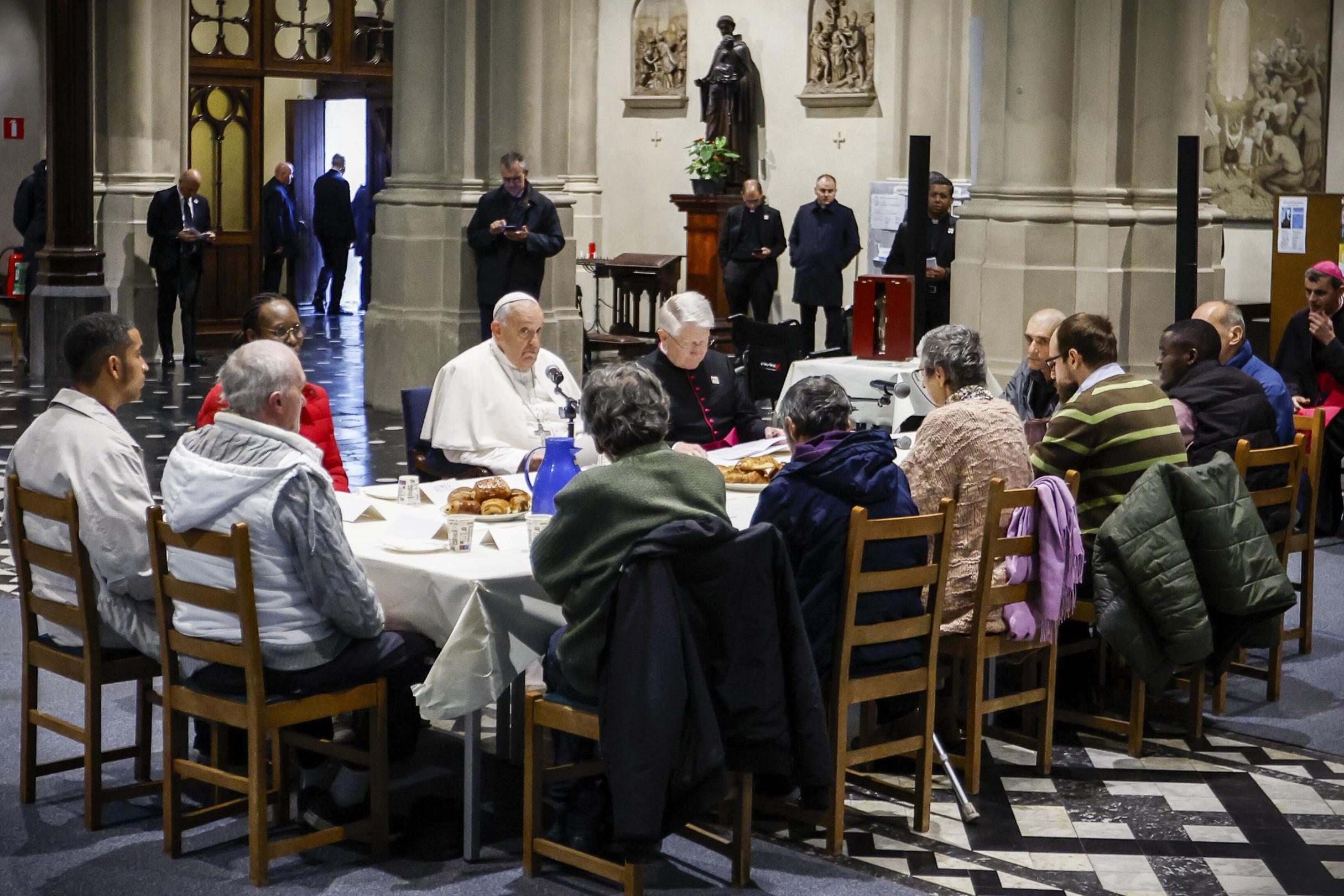 In der Kirche Sankt Gilles in Brüssel hat Papst Franziskus mit Migranten und Bedürftigen zusammen gefrühstückt.
