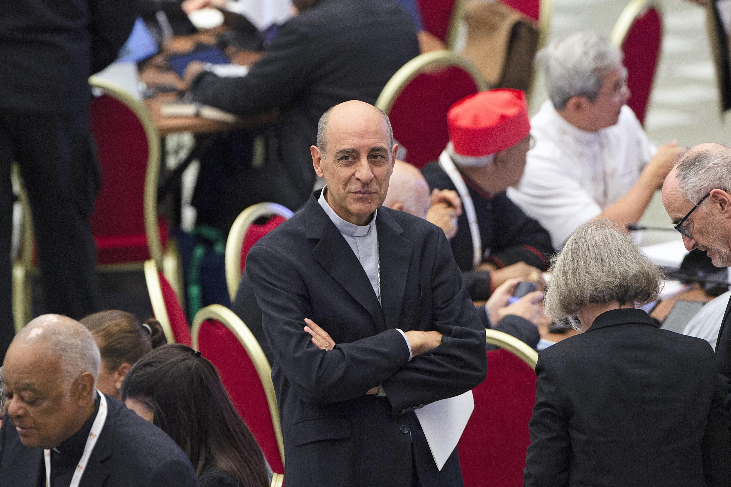 Kardinal Fernandez (Mitte) entschuldigte sich bei den Synodalen für sein Fernbleiben bei einem Treffen über die Zulassung von Frauen zum Diakonat.