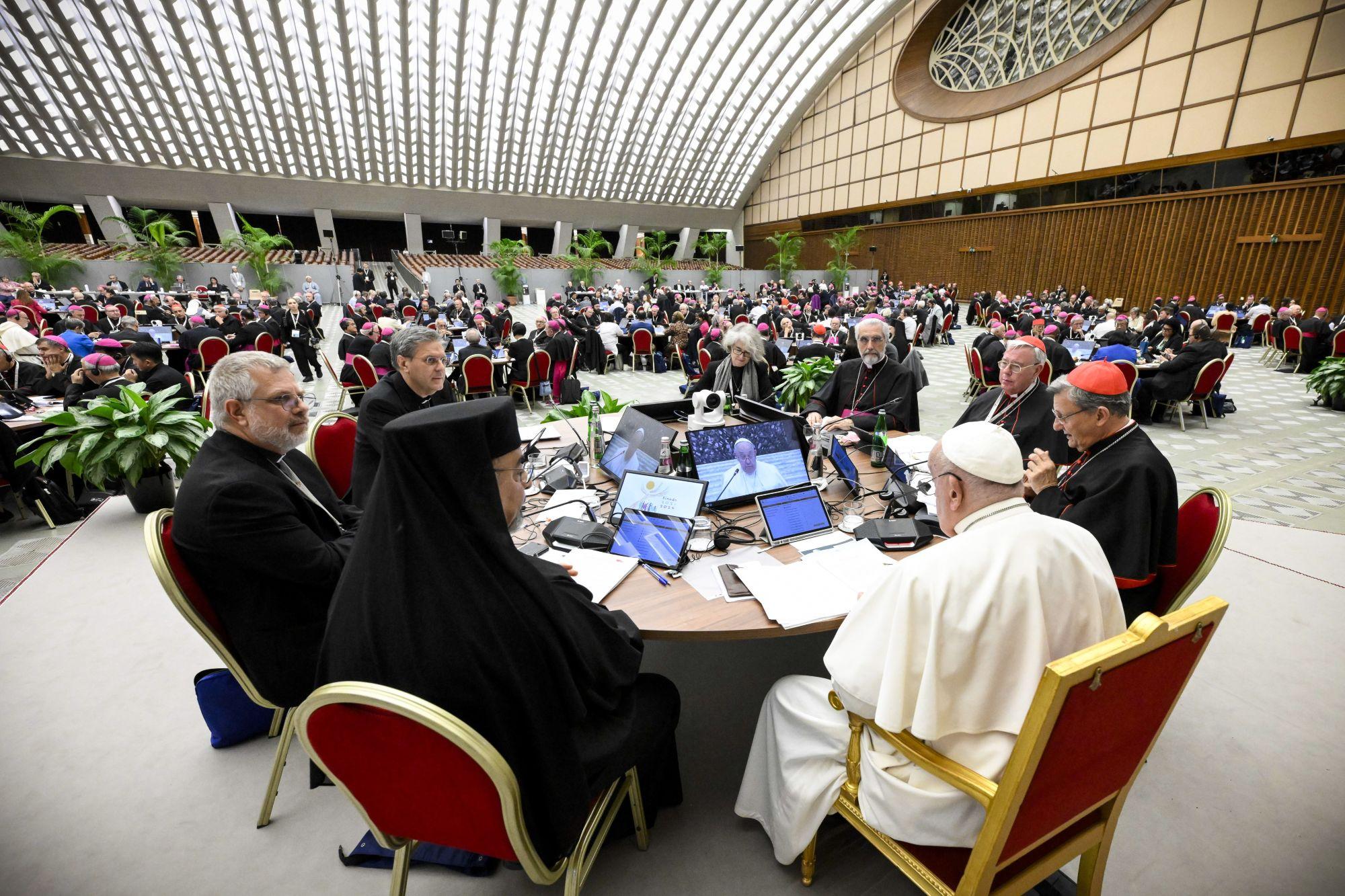 Papst Franziskus und Teilnehmer beim Abschluss der Beratungen während der Weltsynode am 26. Oktober.