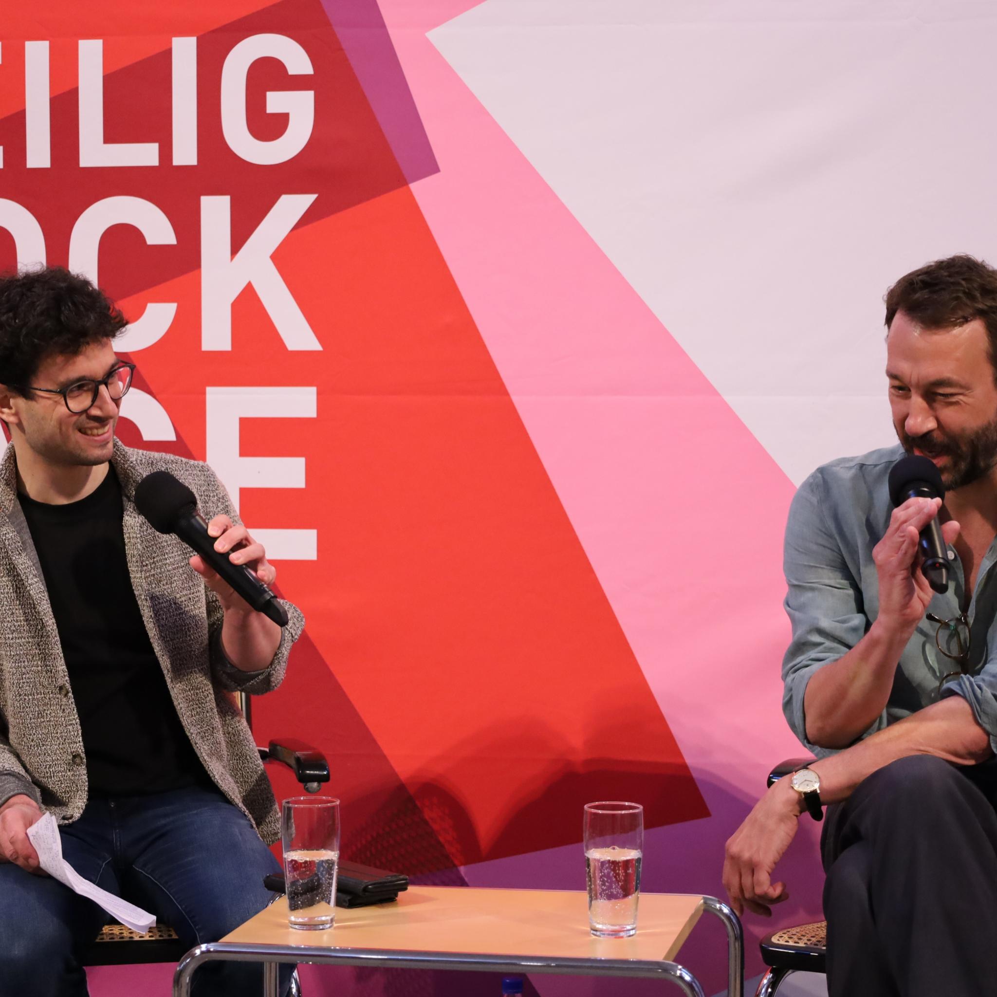 Christopher Hoffmann (links) spricht mit Bestseller-Autor Haberl.