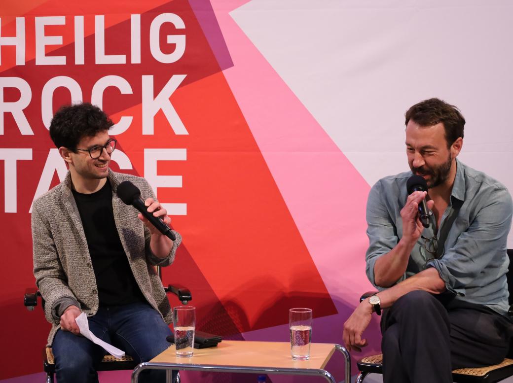 Christopher Hoffmann (links) spricht mit Bestseller-Autor Haberl.