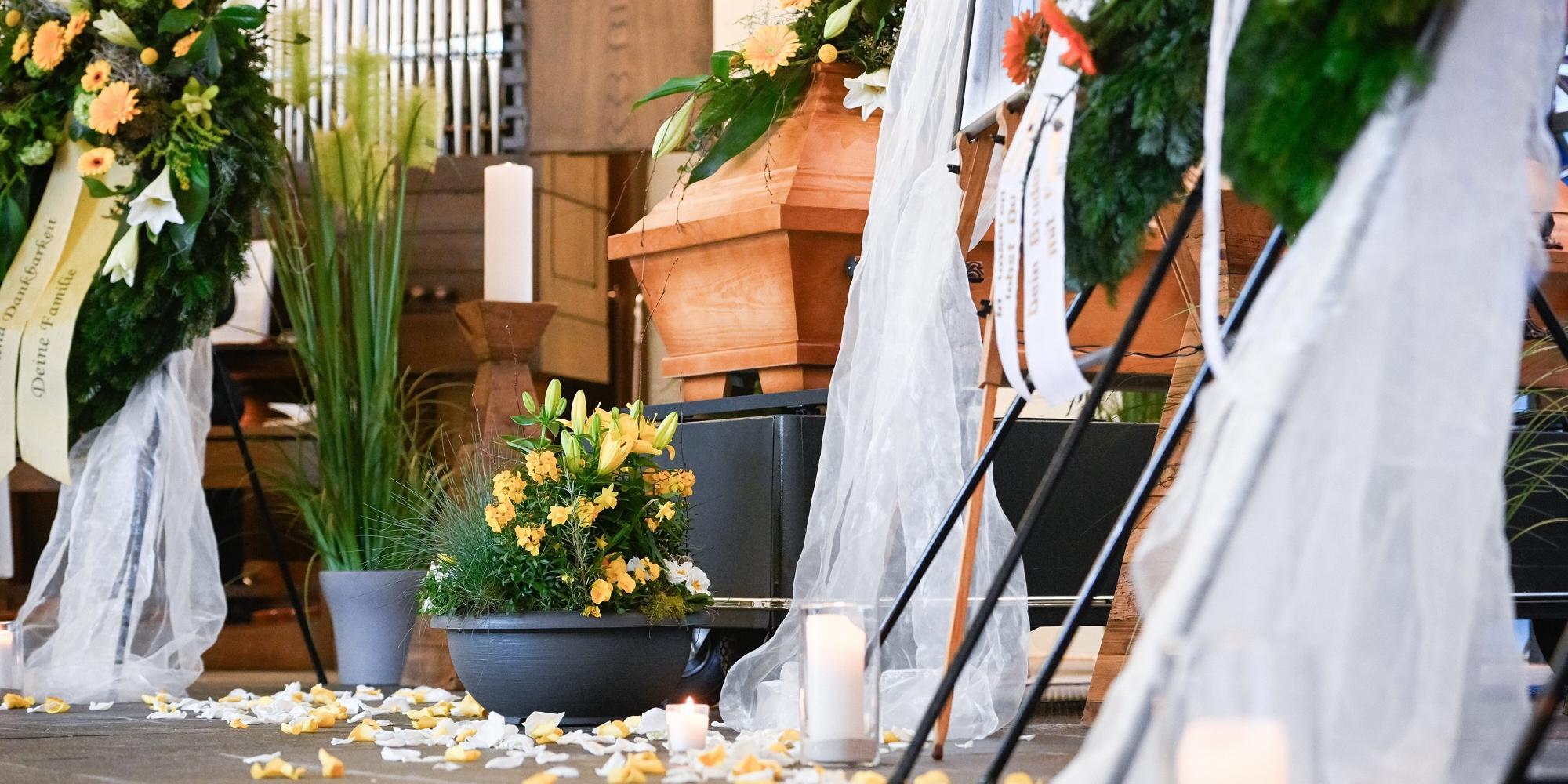 Trauerfeier, Sarg mit Grabschmuck