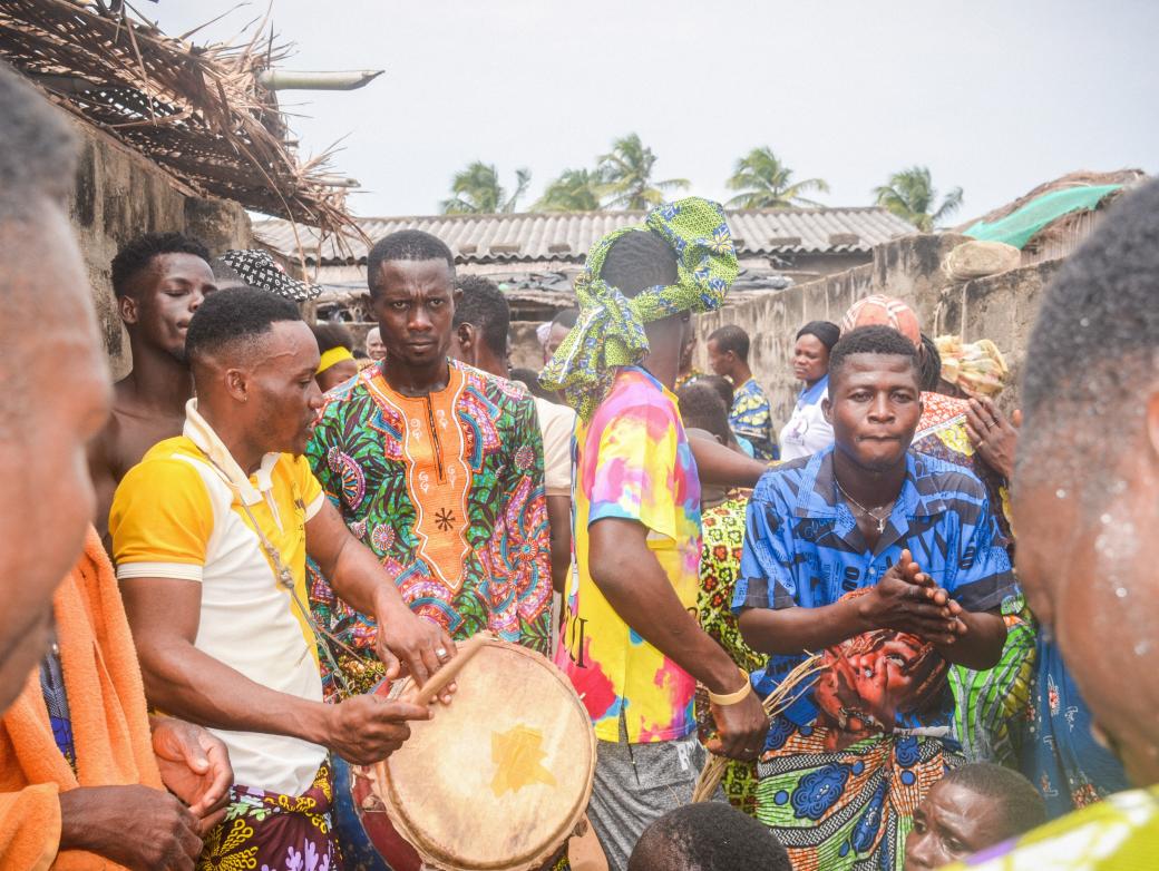 Teilnehmer mit Trommeln machen Musik bei einer Trauerfeier in Gbeffa (Benin).