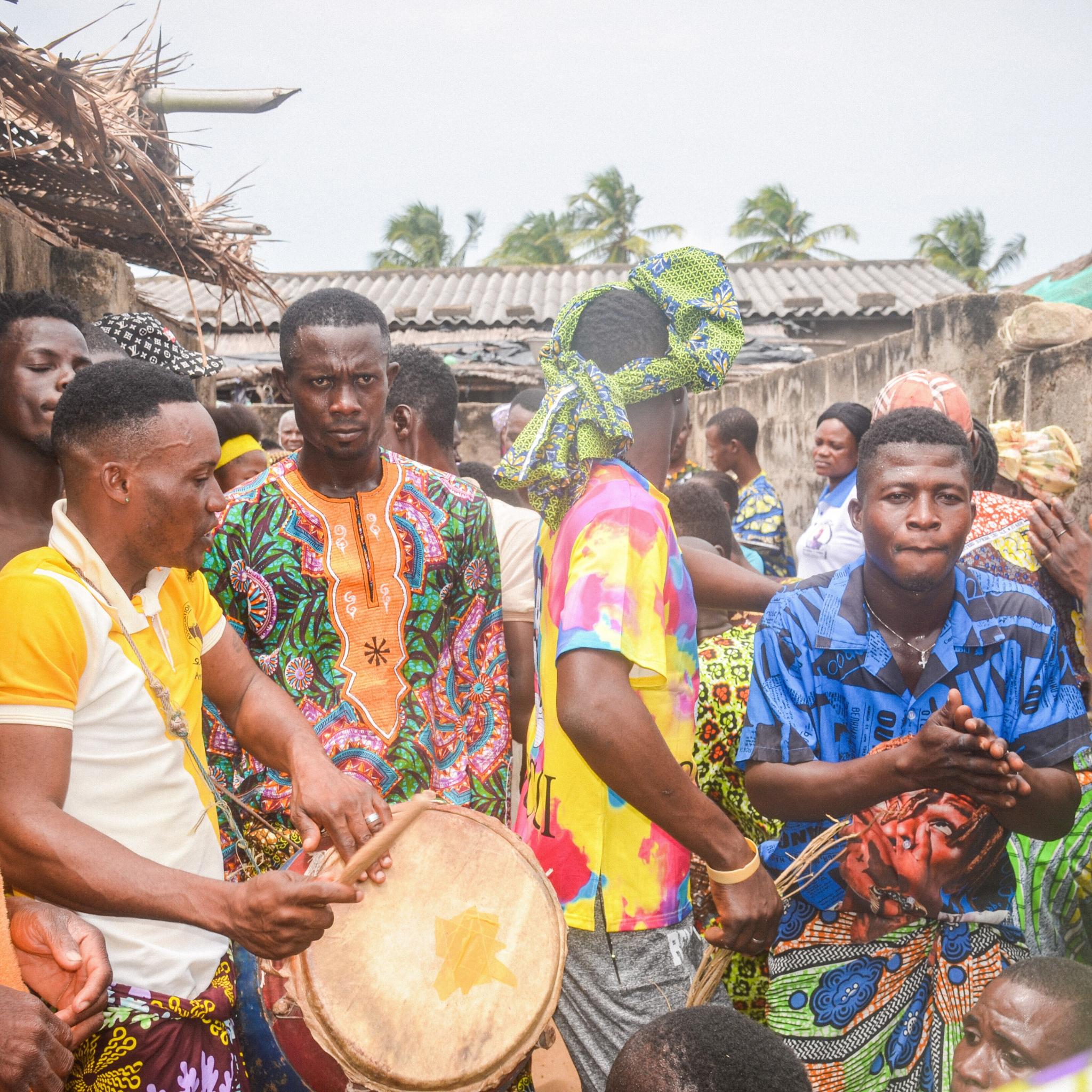 Teilnehmer mit Trommeln machen Musik bei einer Trauerfeier in Gbeffa (Benin).