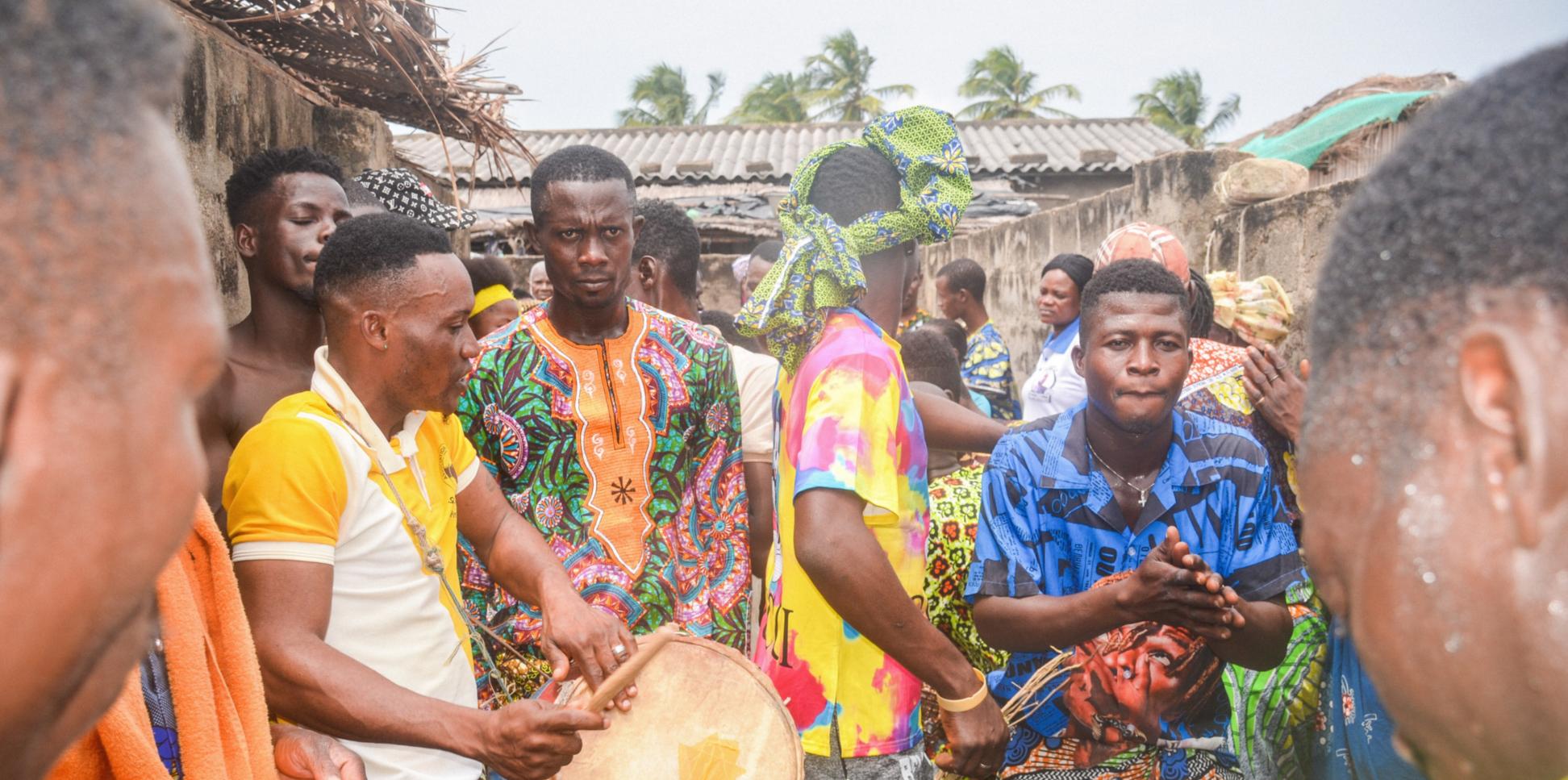 Teilnehmer mit Trommeln machen Musik bei einer Trauerfeier in Gbeffa (Benin).