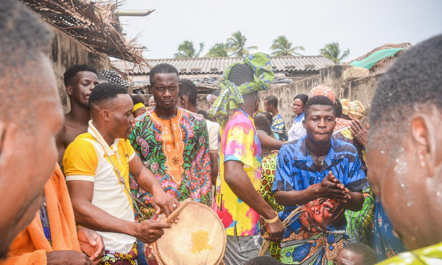 Teilnehmer mit Trommeln machen Musik bei einer Trauerfeier in Gbeffa (Benin).