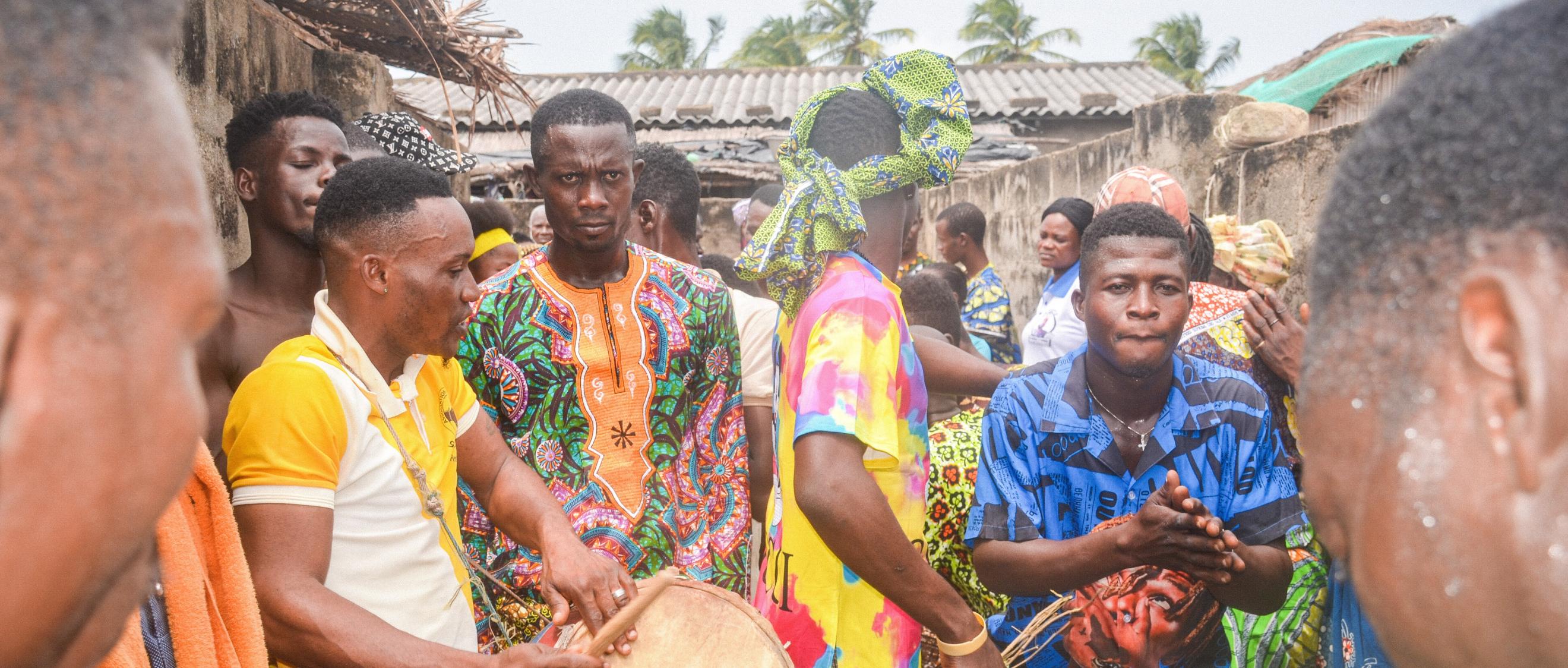 Teilnehmer mit Trommeln machen Musik bei einer Trauerfeier in Gbeffa (Benin).